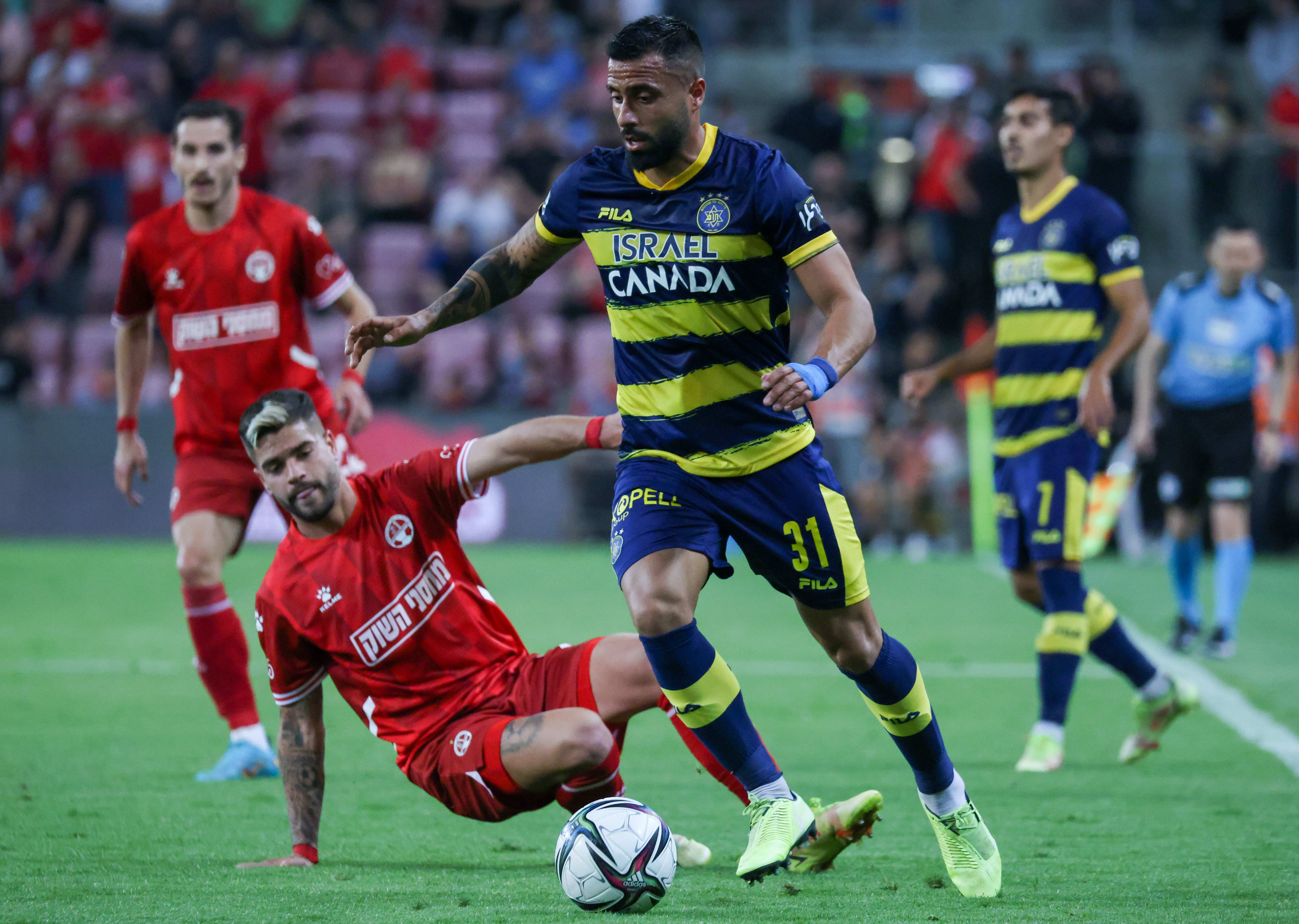 שחר פיבן שחקן מכבי תל אביב לפני רותם חטואל שחקן הפועל באר שבע