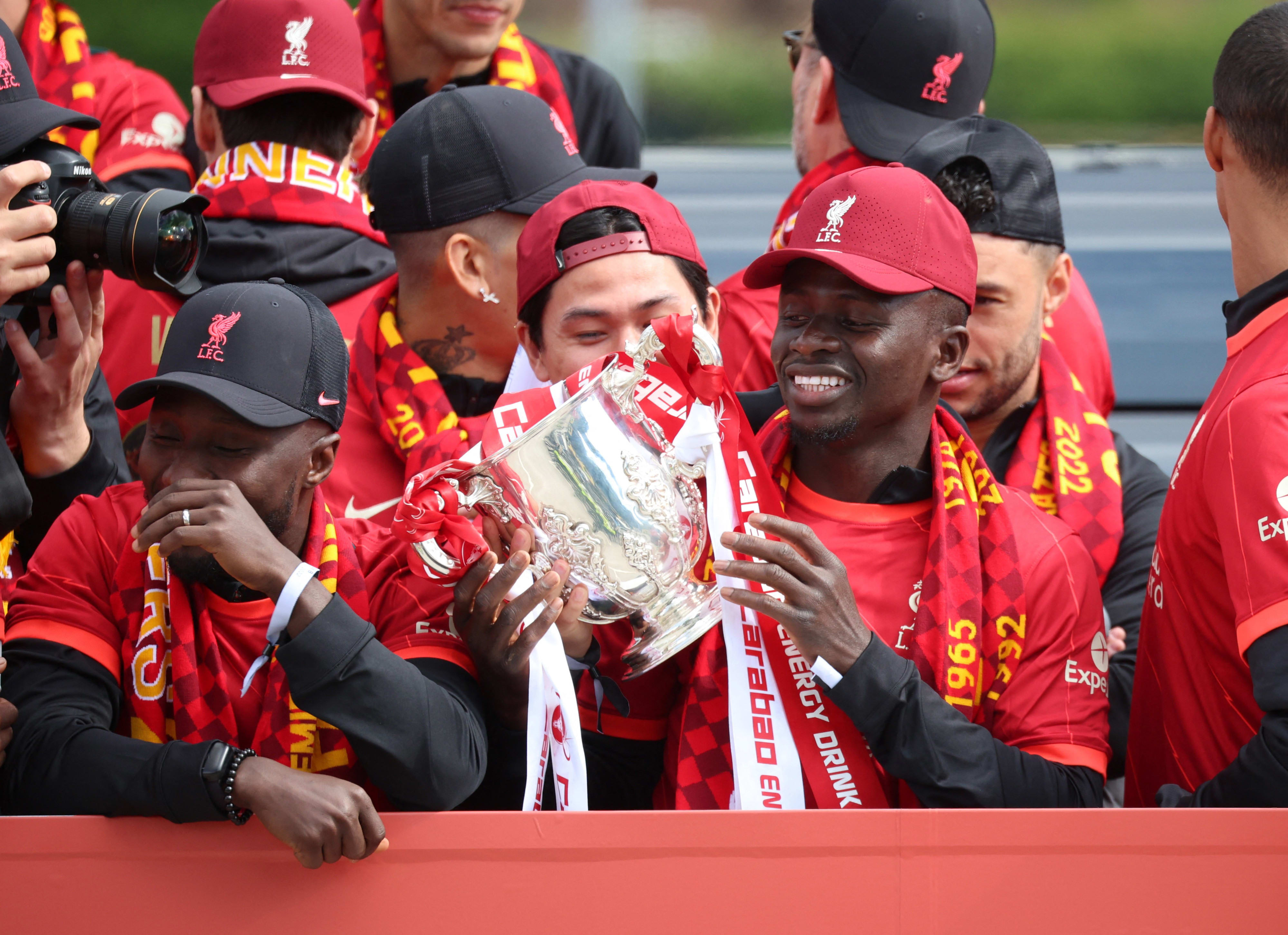 סאדיו מאנה שחקן ליברפול מחזיק את גביע הליגה באוטובוס הפתוח
