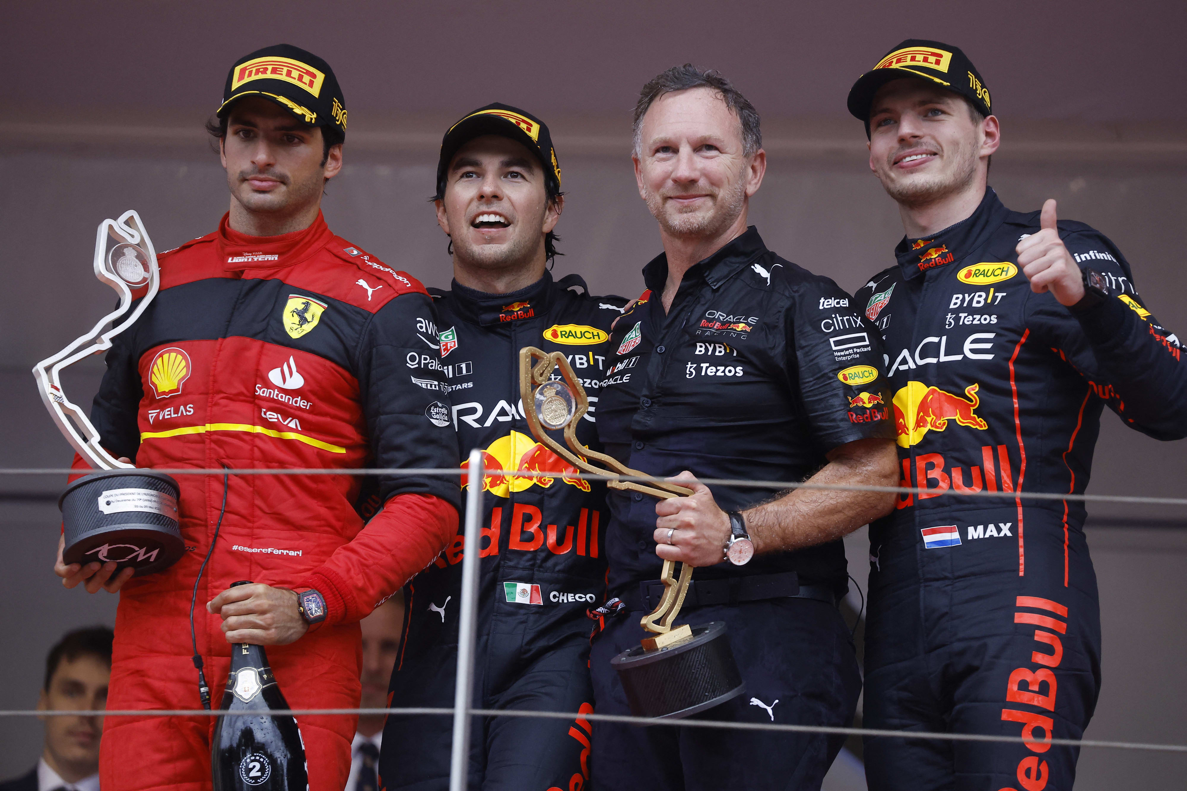 מקס ורשטאפן, כריסטיאן הורנר, סרחיו פרס אנשי קבוצת רד בול עם קרלוס סאינס נהג קבוצת פרארי