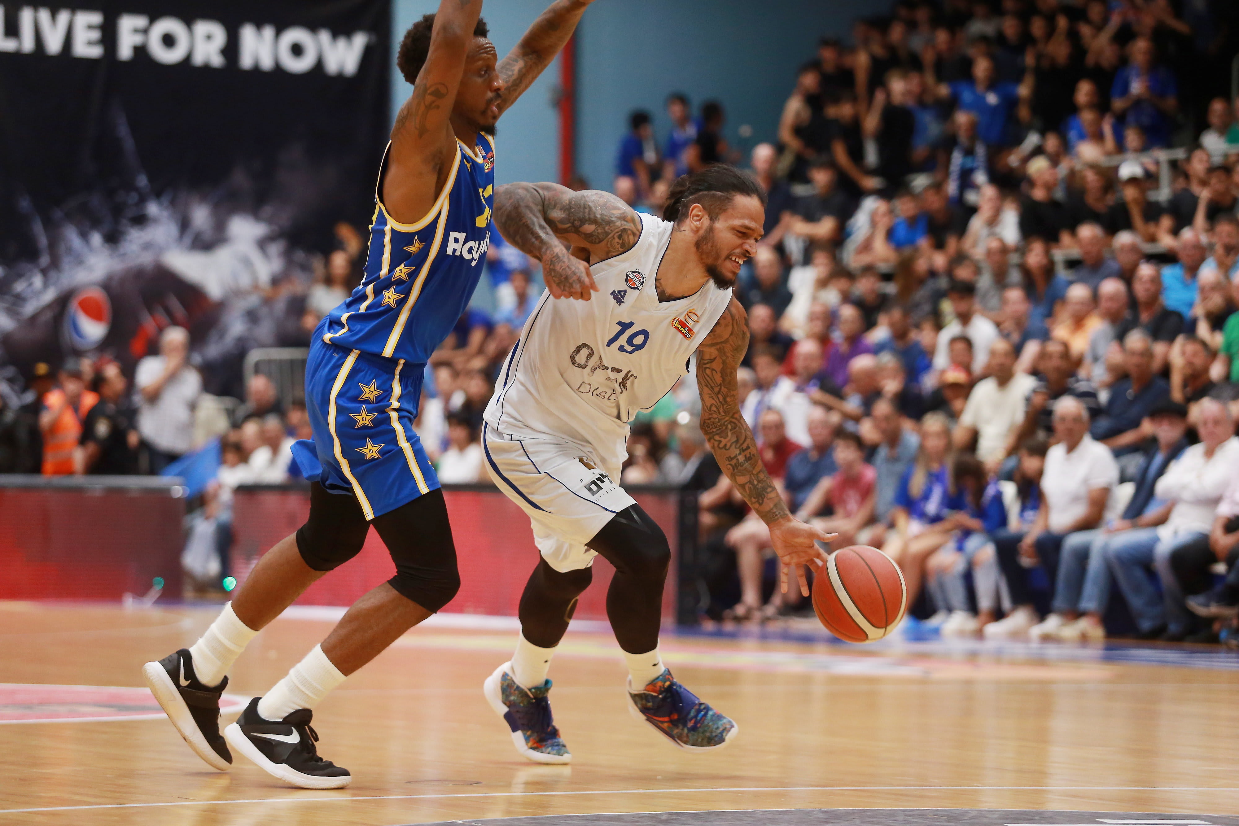 שחקן בני הרצליה כריס באב מול שחקן מכבי תל אביב ג'יימס נאנלי