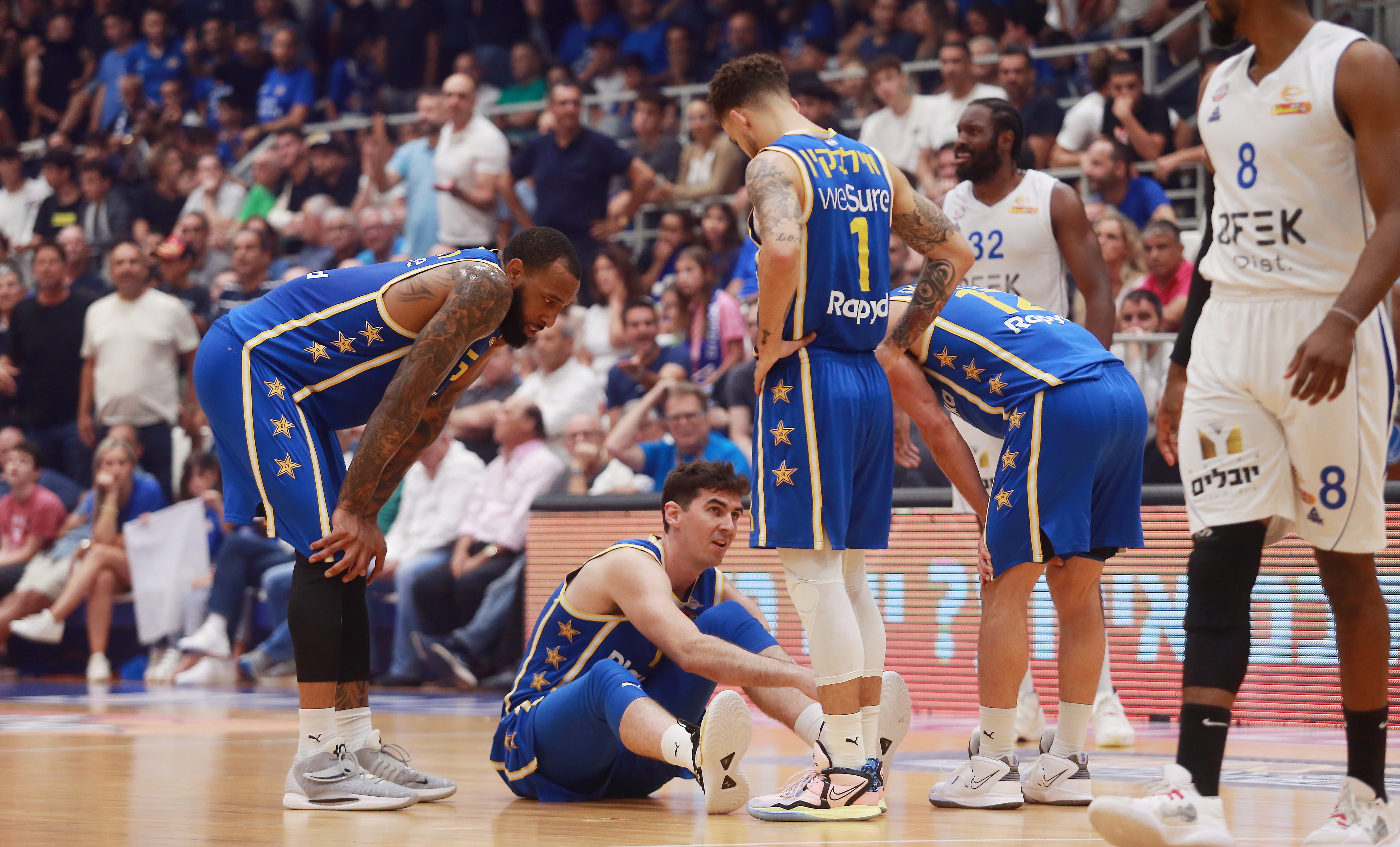 שחקן מכבי תל אביב ג'ייק כהן עם דרק וויליאמס, סקוטי ווילבקין