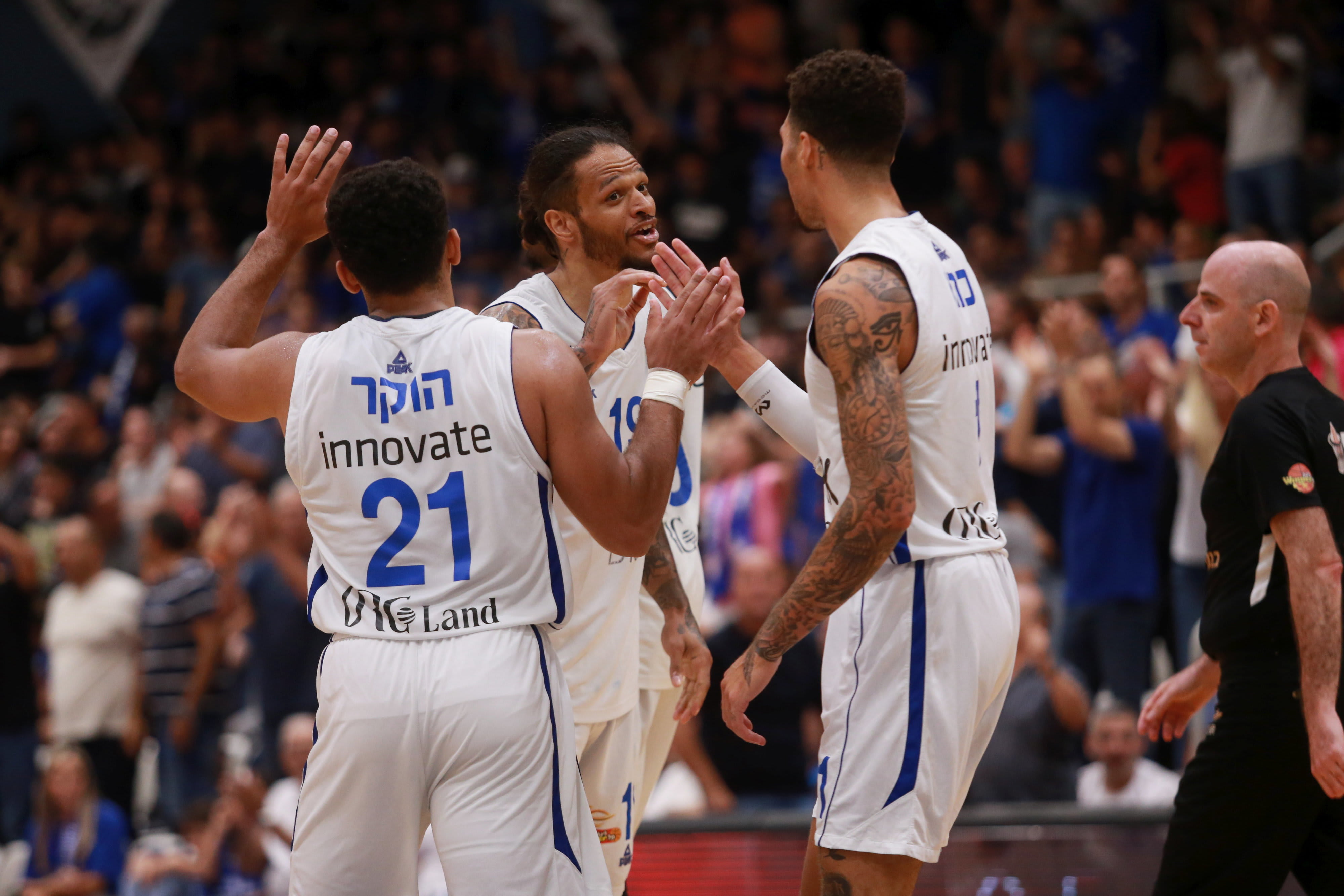 שחקן בני הרצליה כריס באב עם קווינטון הוקר, סנדי כהן