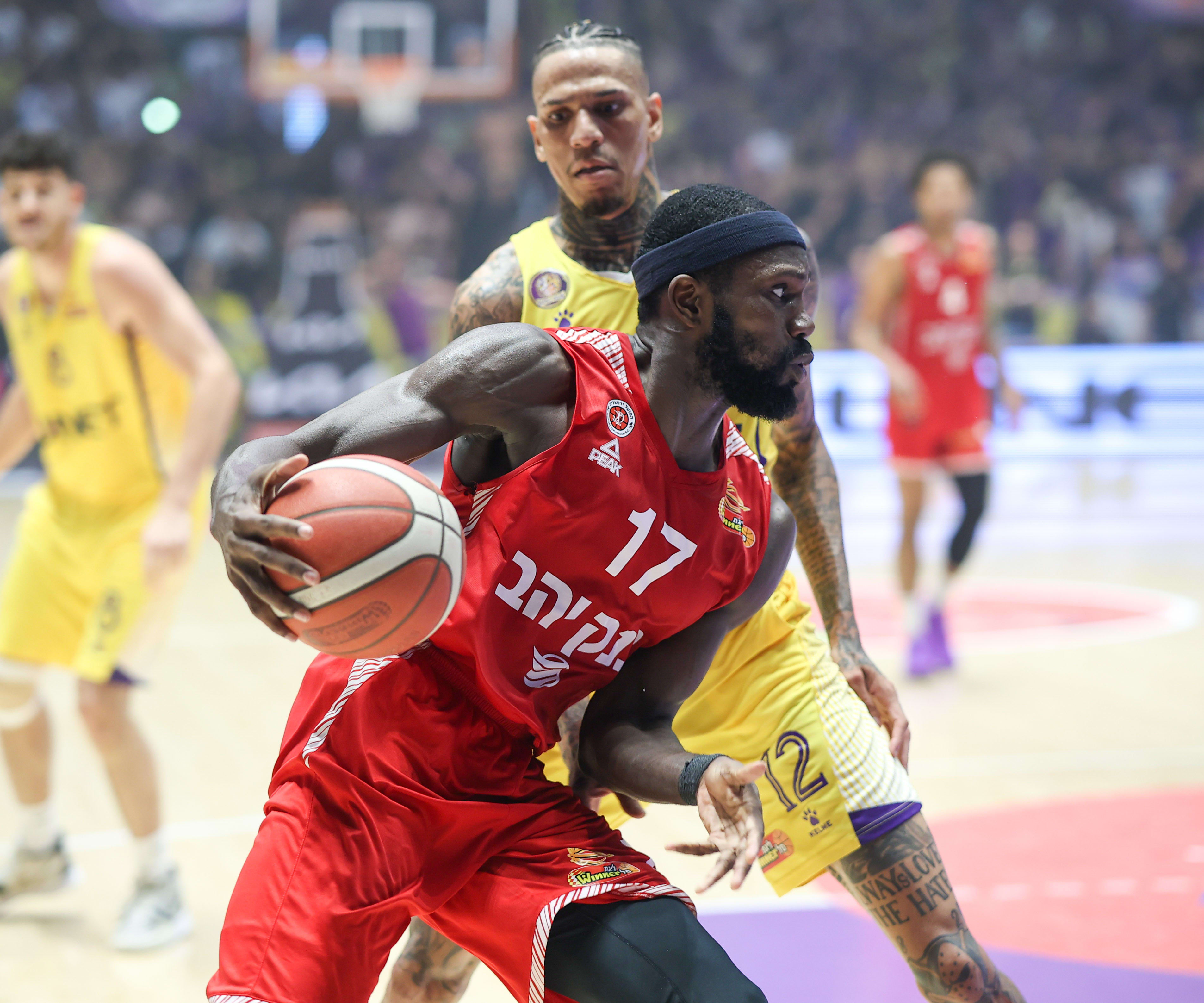 סולימאן בריימו שחקן הפועל ירושלים מול מייקל קייזר שחקן הפועל חולון