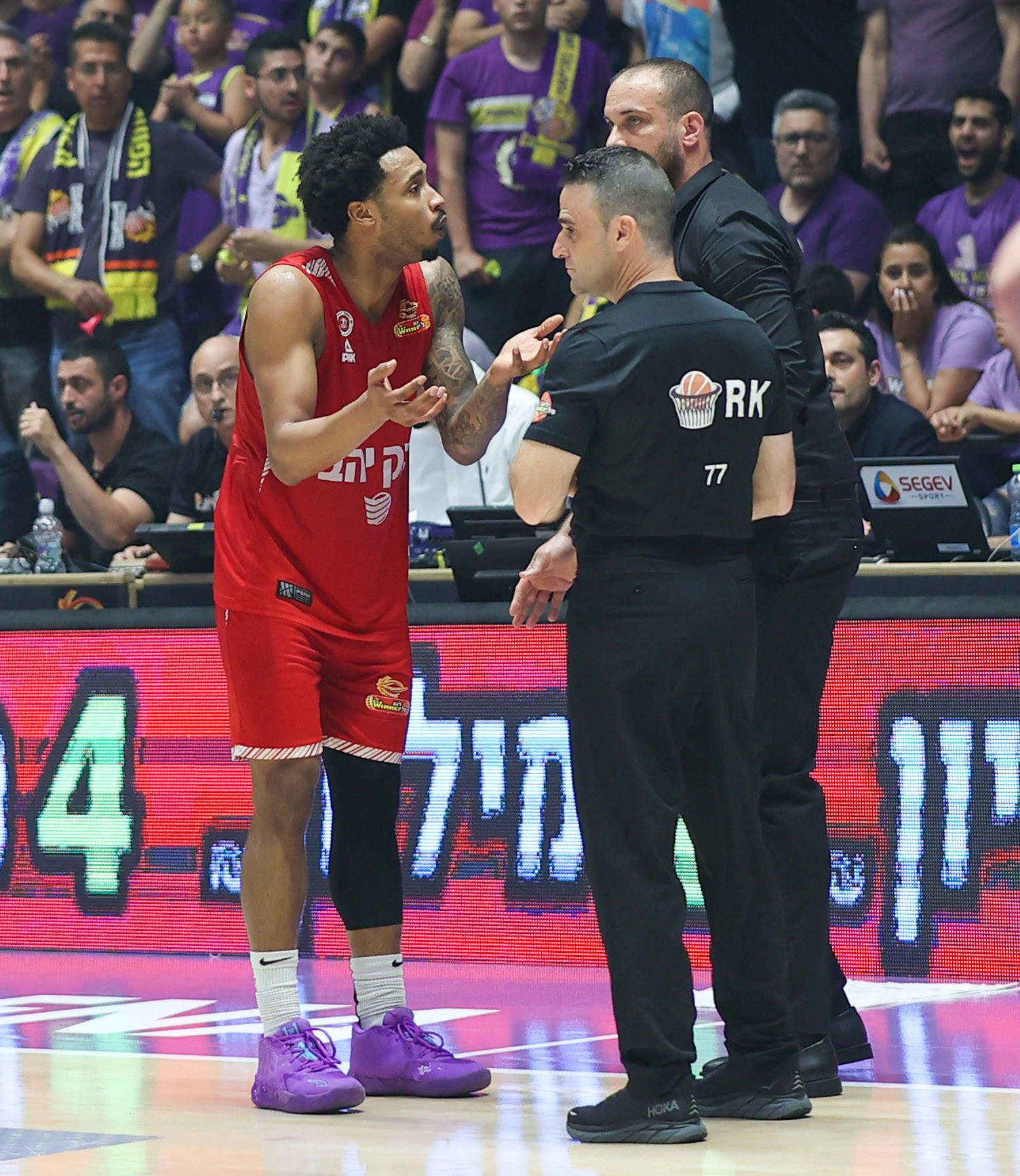 ג'יילן אדאמס שחקן הפועל ירושלים עם מאמנו יותם הלפרין