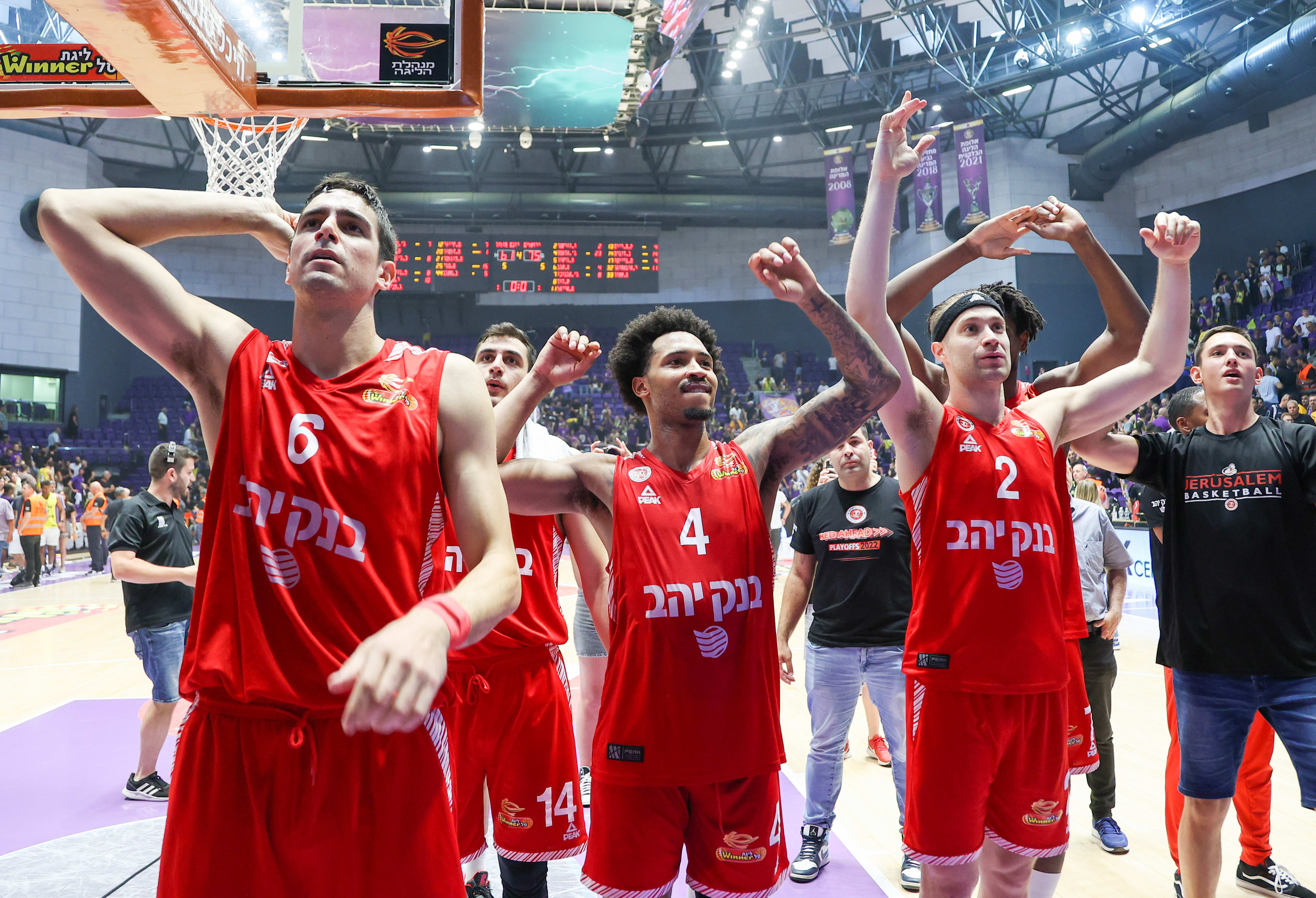 שחקני הפועל ירושלים איתי שגב, ג'יילן אדאמס, ווילי וורקמן