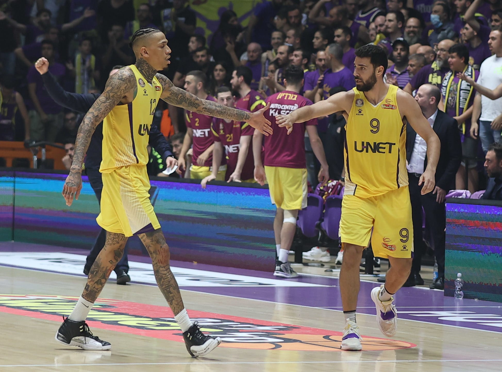 רפי מנקו שחקן הפועל חולון עם מייקל קייזר