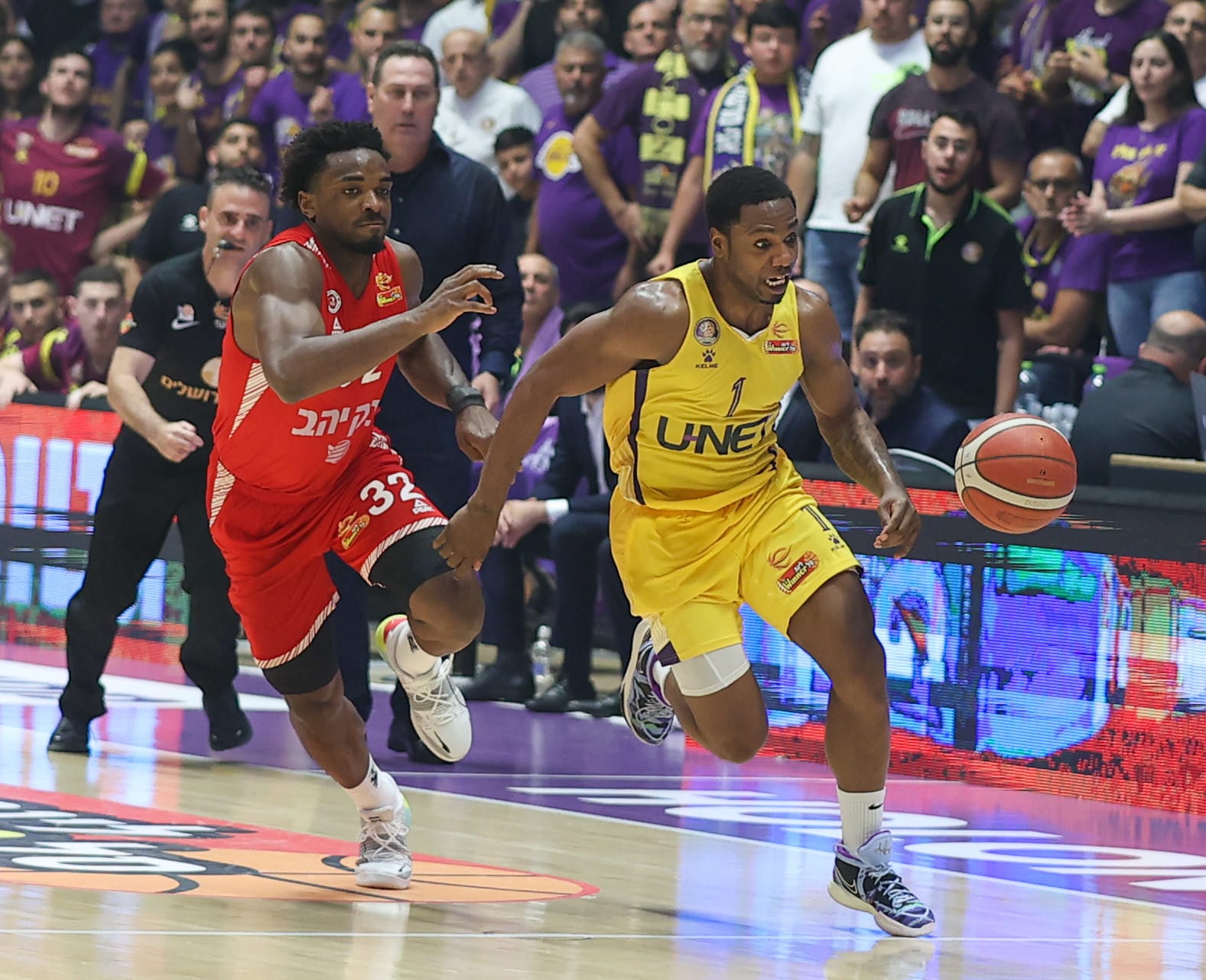 ג'ו רגלנד שחקן הפועל חולון מול רטין אובסוהאן שחקן הפועל ירושלים