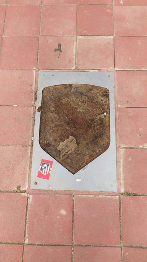 אוהדי אתלטיקו מדריד השחיתו את הלוחית עם שמו של טיבו קורטואה מחוץ לאצטדיון הוונדה מטרופוליטנו