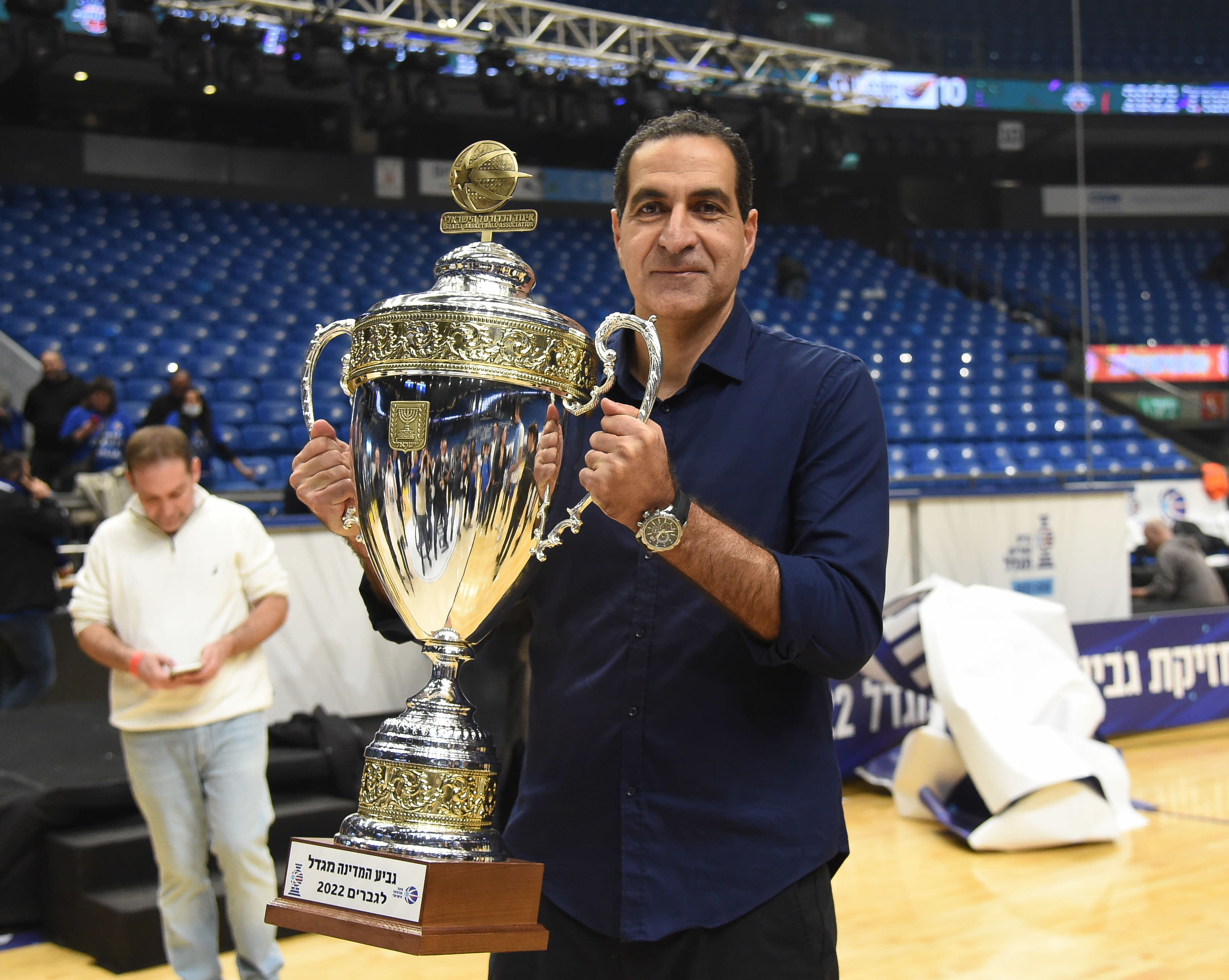 אורן אהרוני מאמן בני הרצליה מניף את גביע המדינה