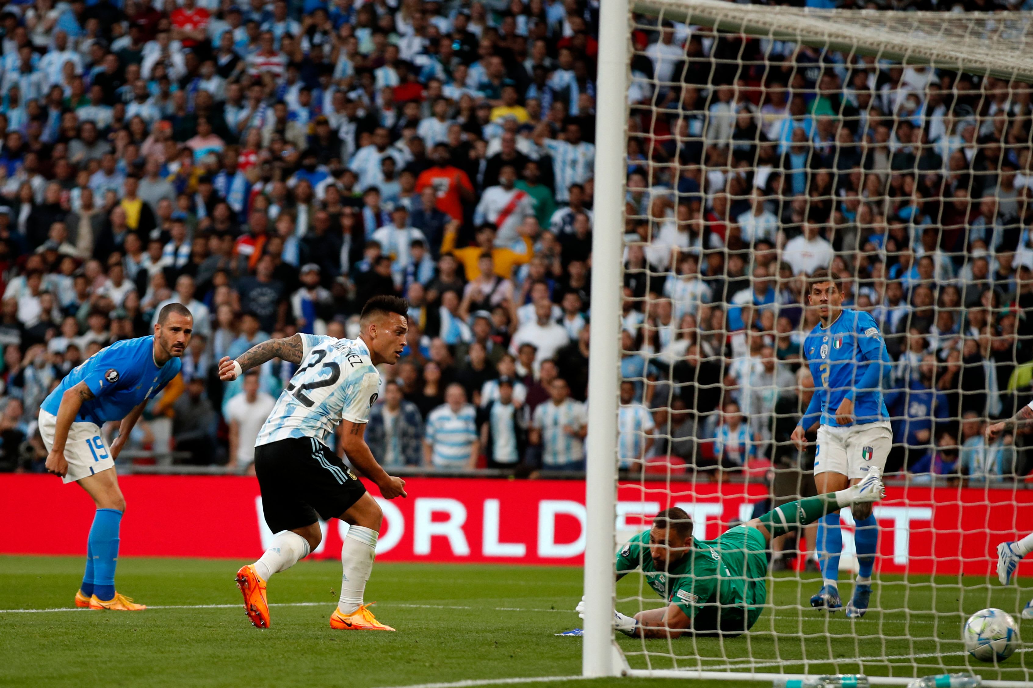 לאוטרו מרטינס חלוץ נבחרת ארגנטינה כובש נגד איטליה