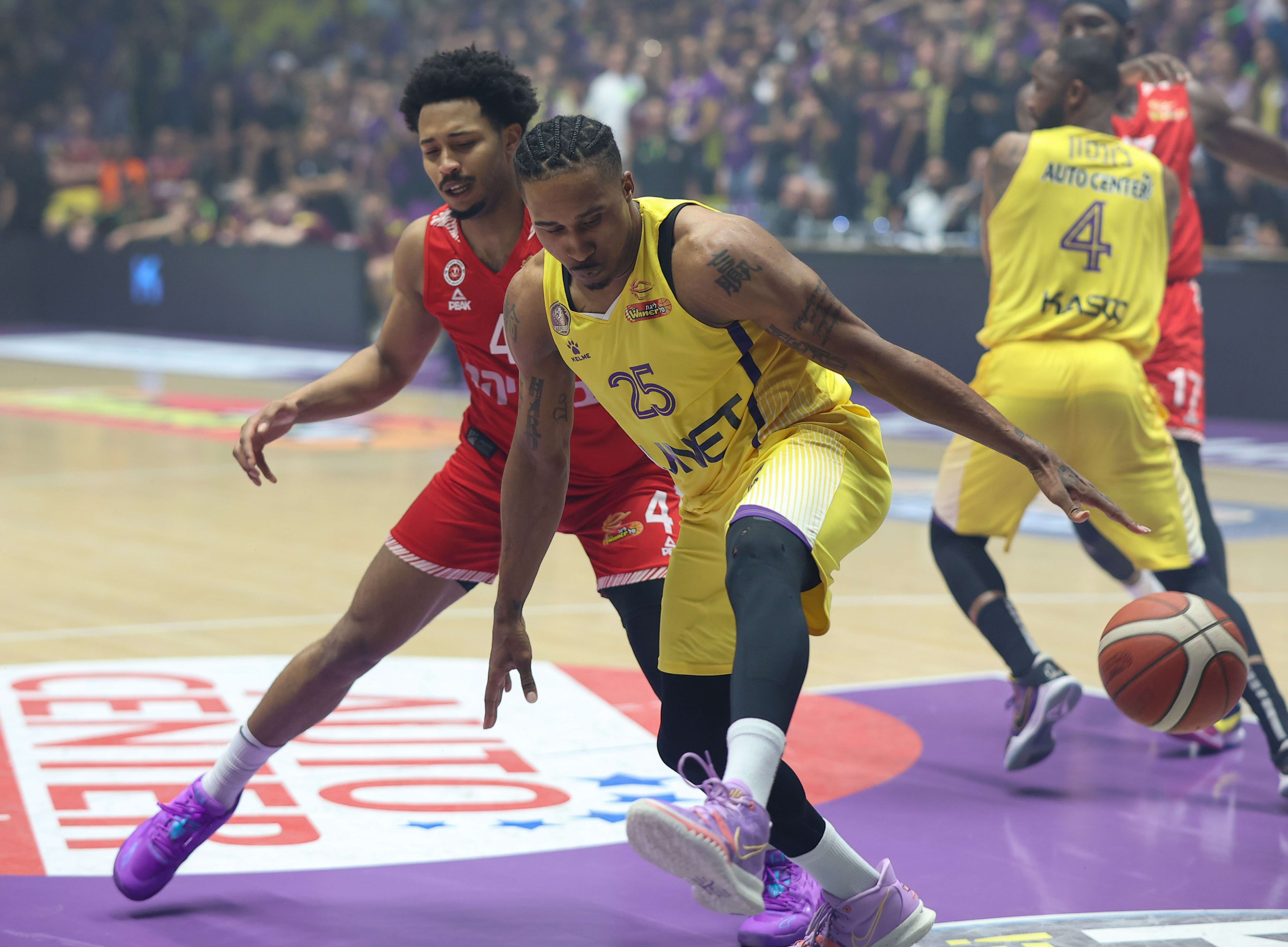 טיירוס מגי שחקן הפועל חולון מול ג'יילן אדאמס שחקן הפועל ירושלים