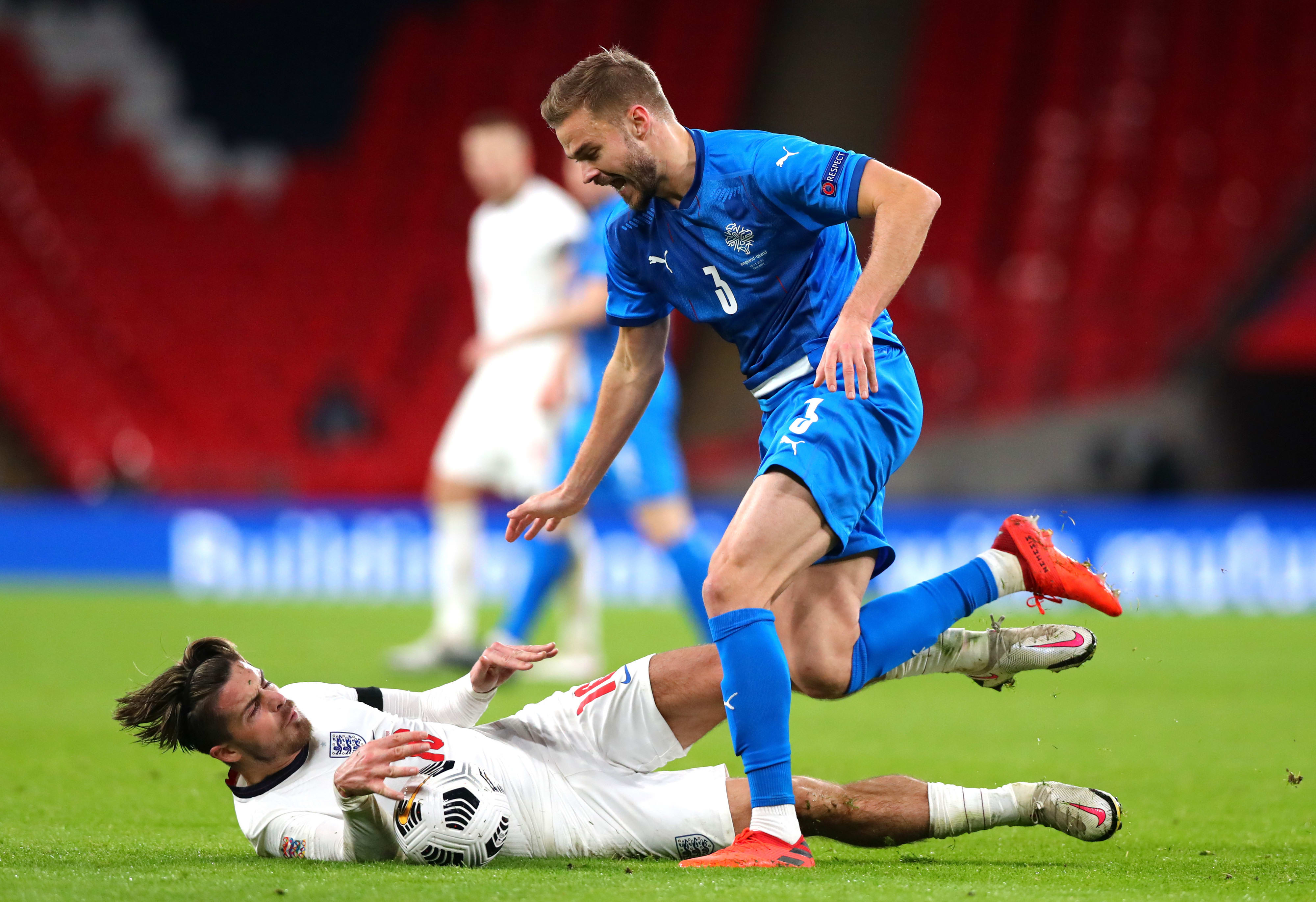 הולמאר איולפסון במדי נבחרת איסלנד, מול ג'ק גריליש, נבחרת אנגליה