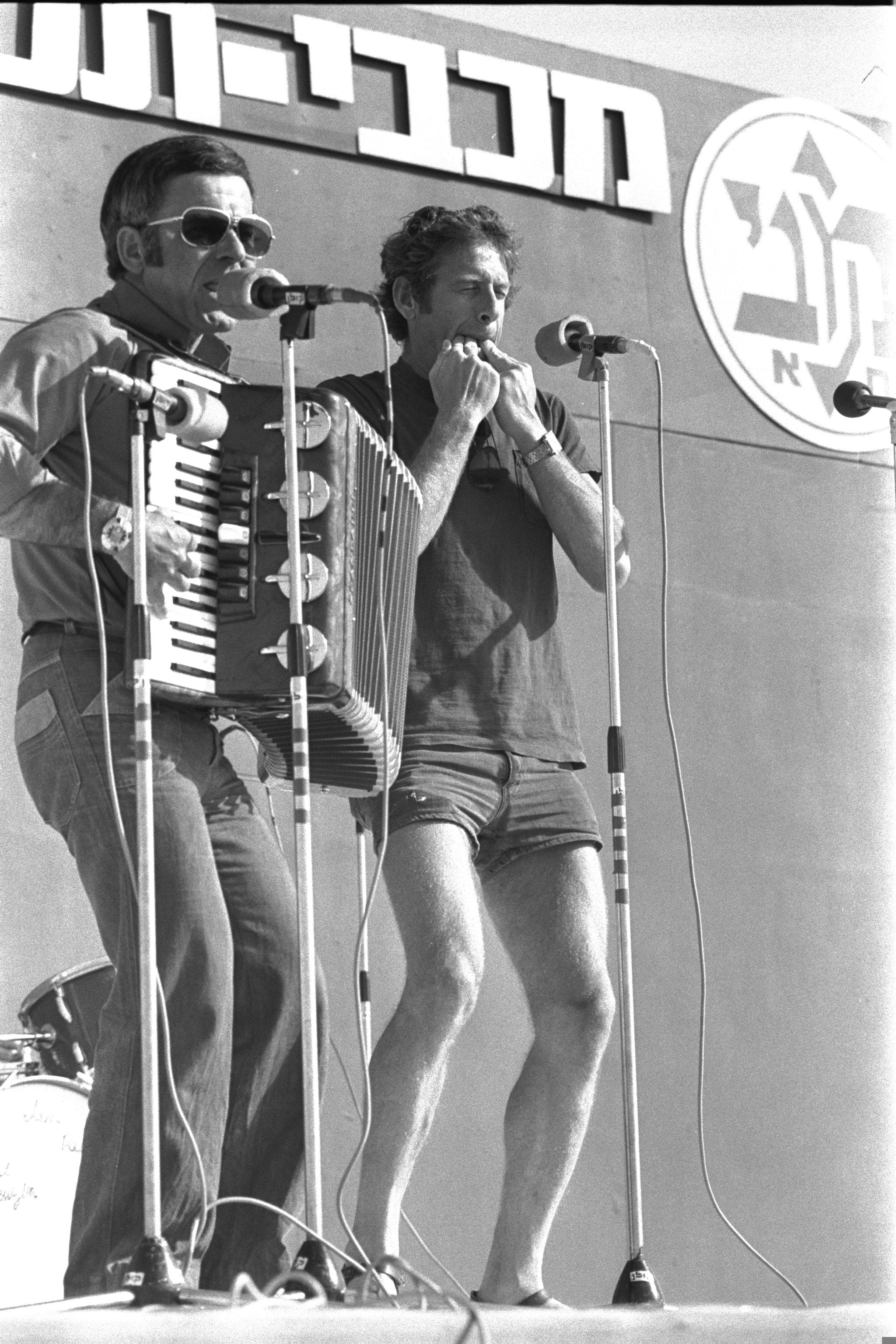 אורי זוהר עם אפי נצר בחגיגות הזכייה של מכבי תל אביב בגביע אירופה 1977