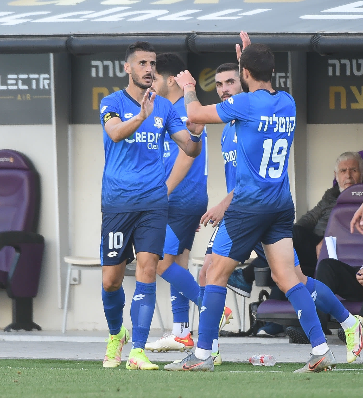 שחקני סקציה נס ציונה חוגגים עם דודו ביטון