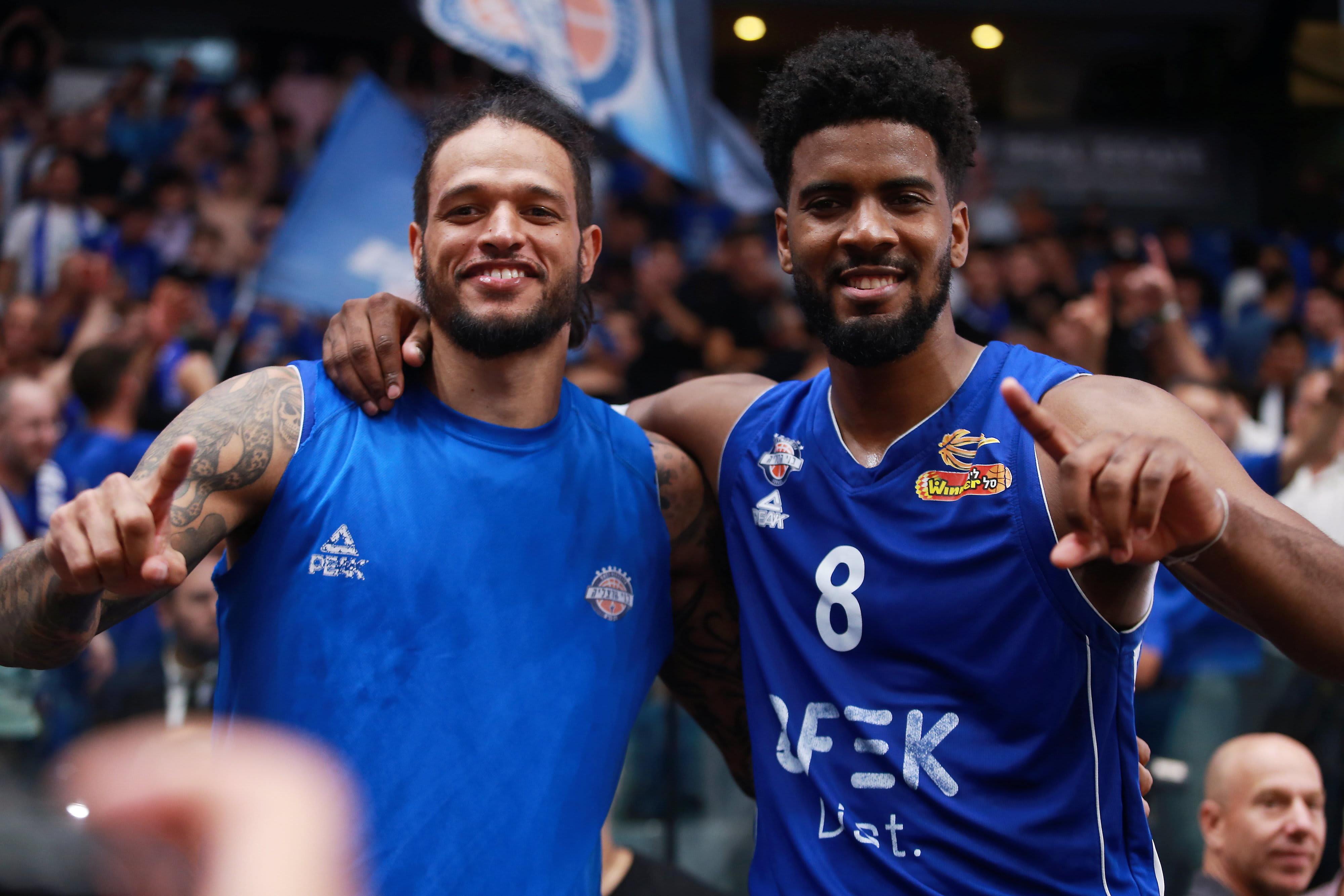 שחקן בני הרצליה שון דאוסון עם כריס באב