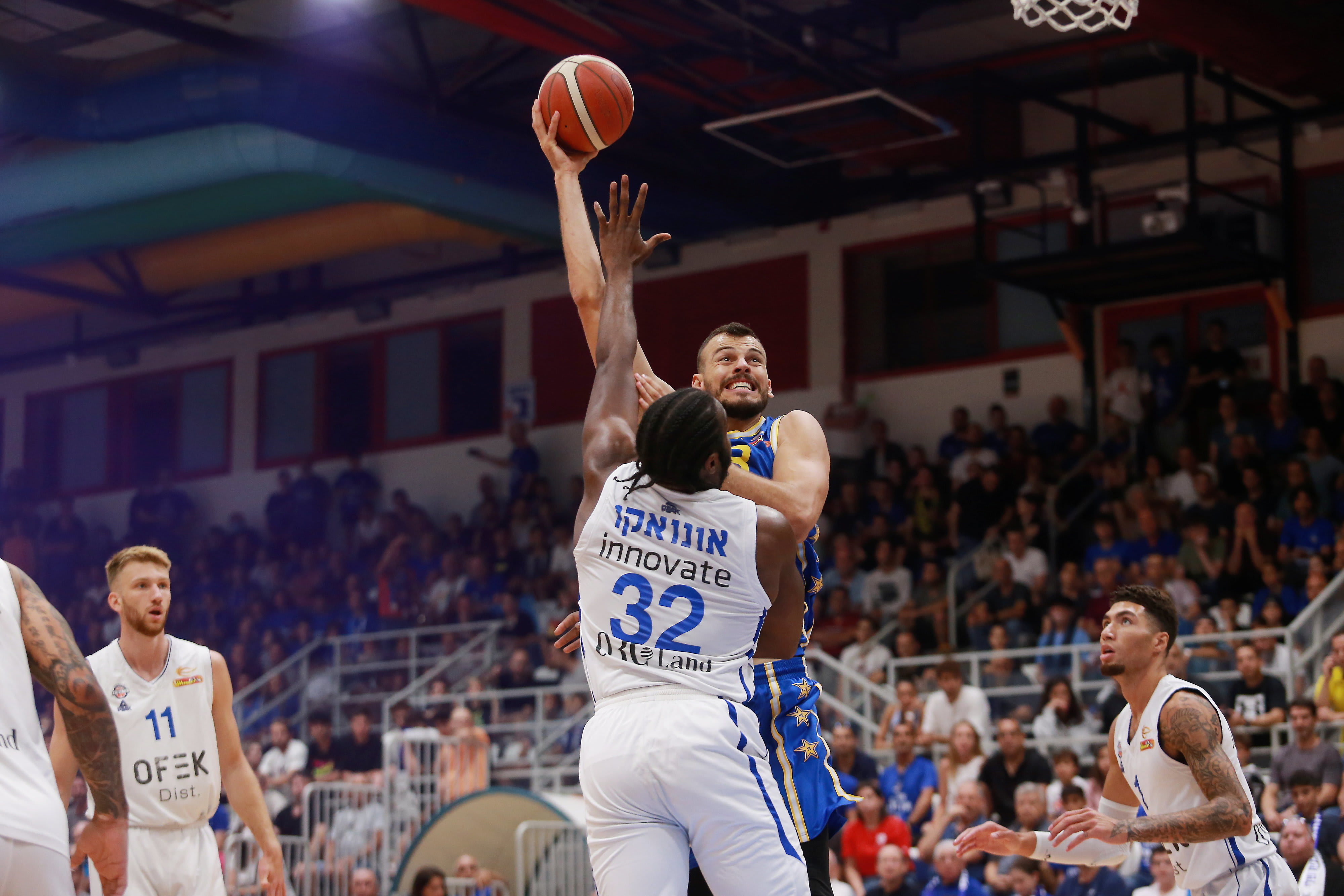 שחקן מכבי תל אביב אנטה ז'יז'יץ' מול שחקן בני הרצליה צ'ינאנו אונואקו