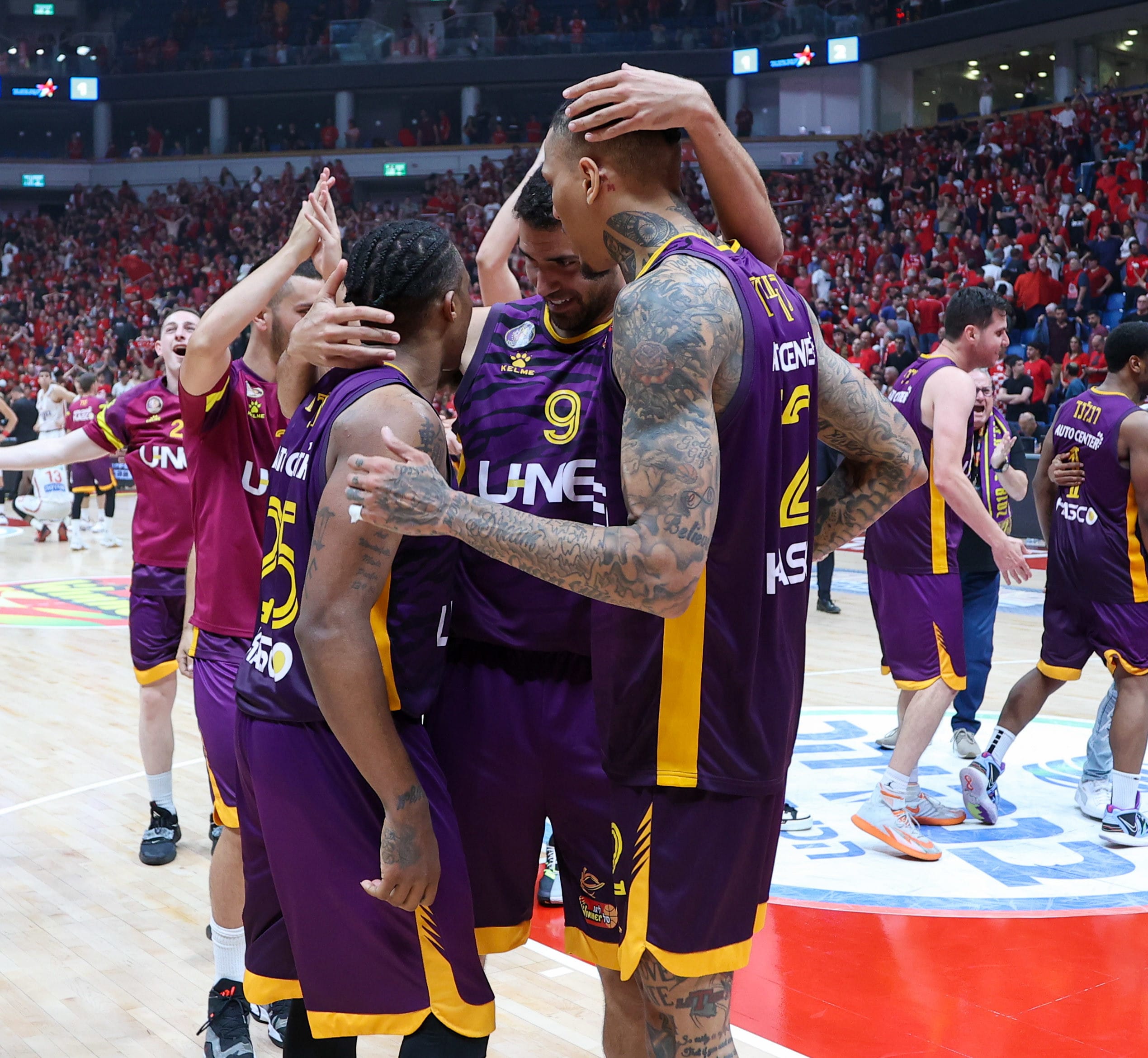 שחקני הפועל חולון חוגגים