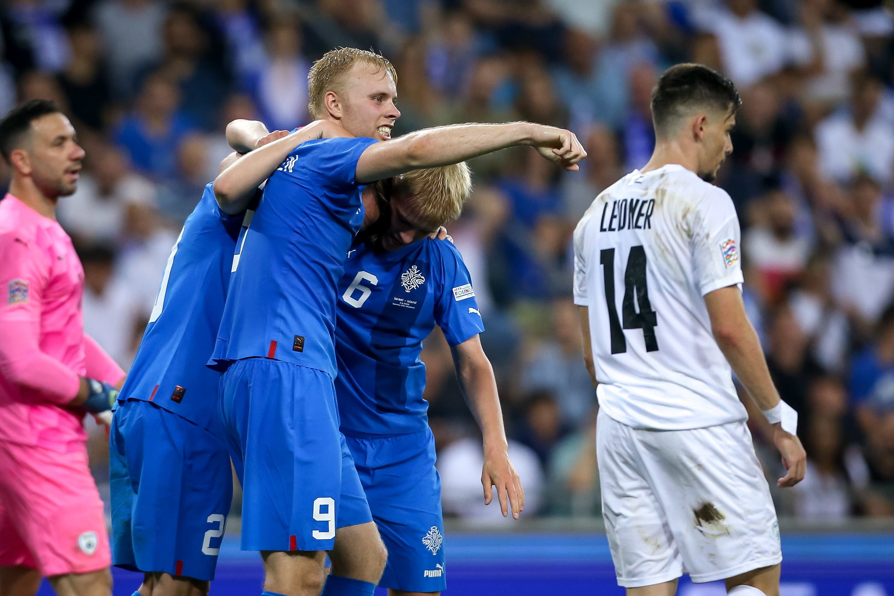 שחקני נבחרת איסלנד חוגגים, שוער נבחרת ישראל אופיר מרציאנו מאוכזב