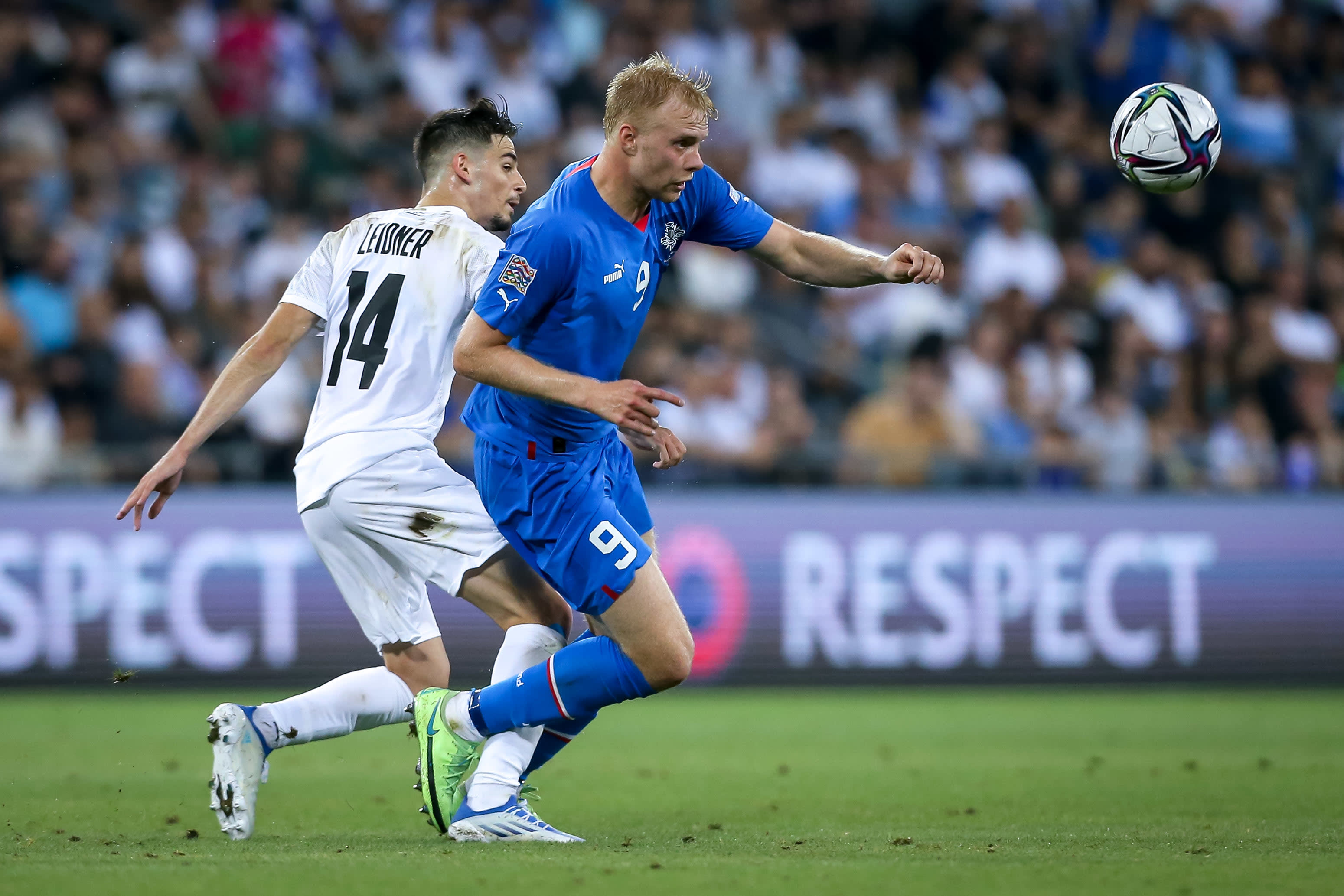 שחקן נבחרת ישראל דורון ליידנר מול שחקן נבחרת איסלנד סוויין גודניוסן