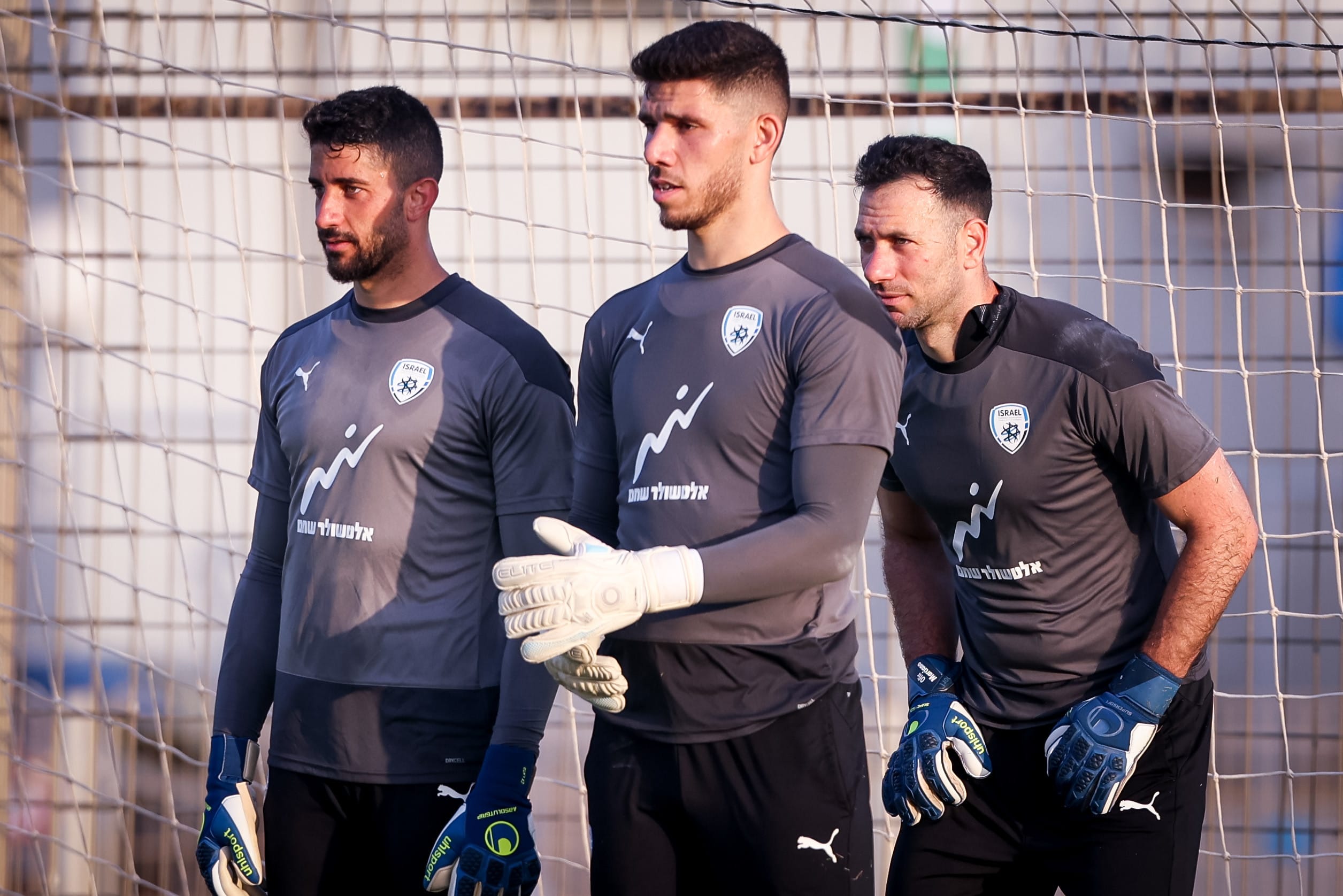 עומרי גלזר שוער נבחרת ישראל עם אופיר מרציאנו, יואב ג'רפי