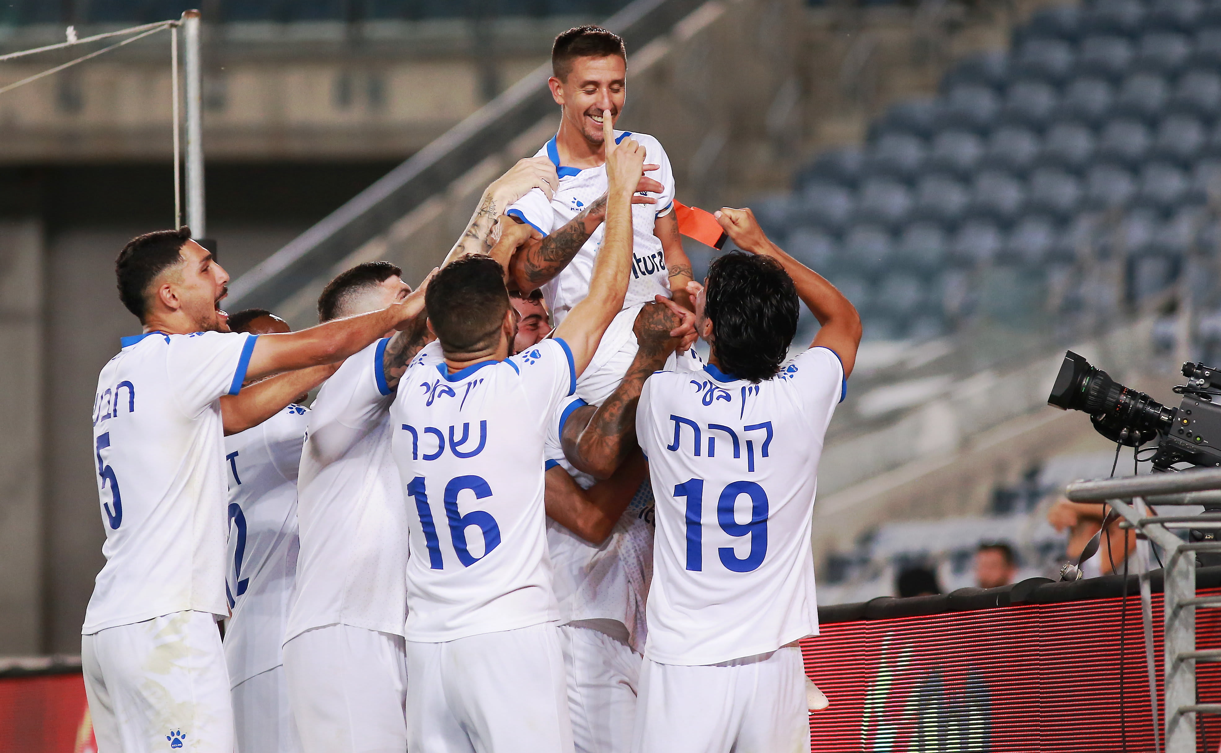 שחקני עירוני קרית שמונה עם אדריאן רוצ'ט