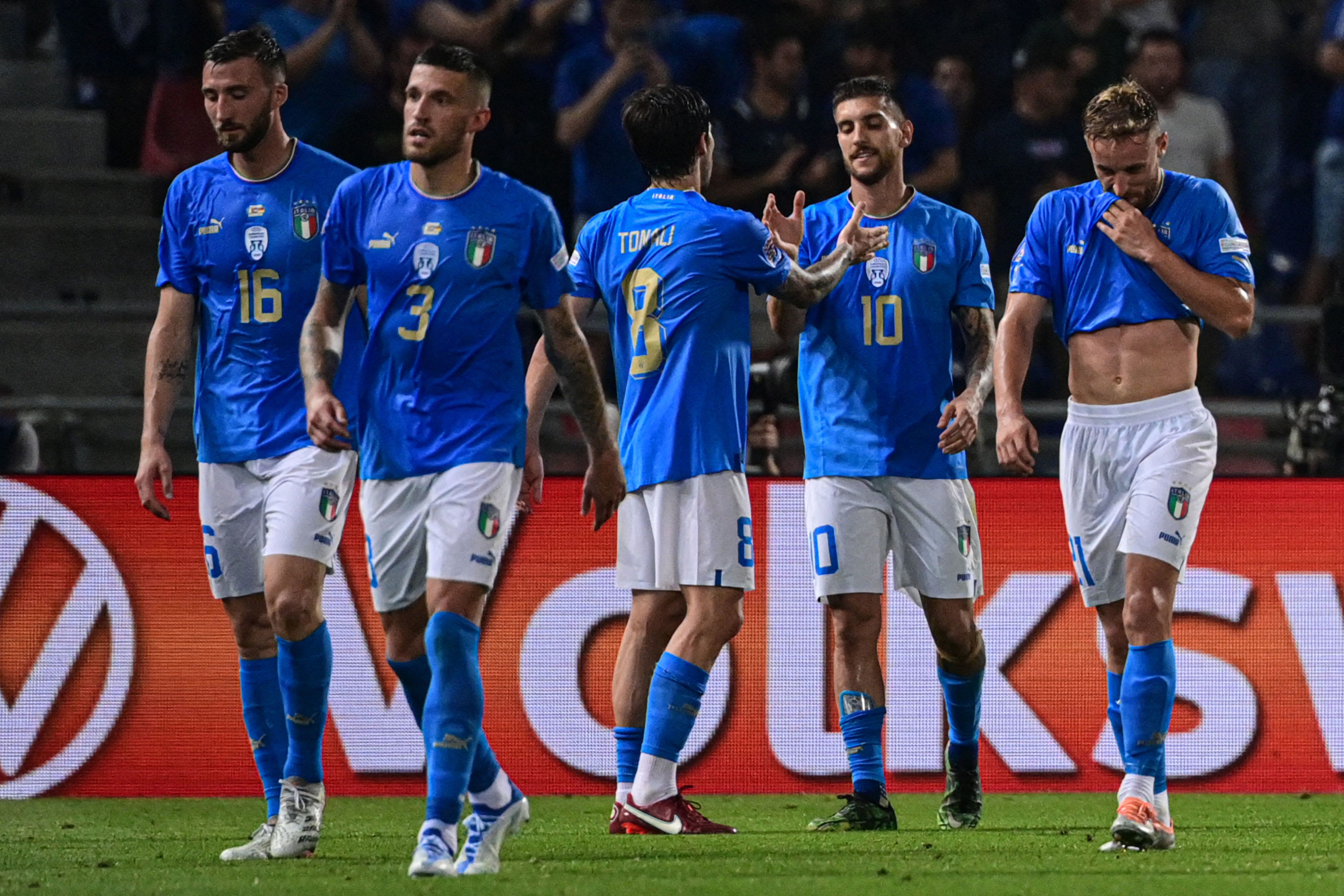 שחקני נבחרת איטליה אחרי שער של לורנצו פלגריני