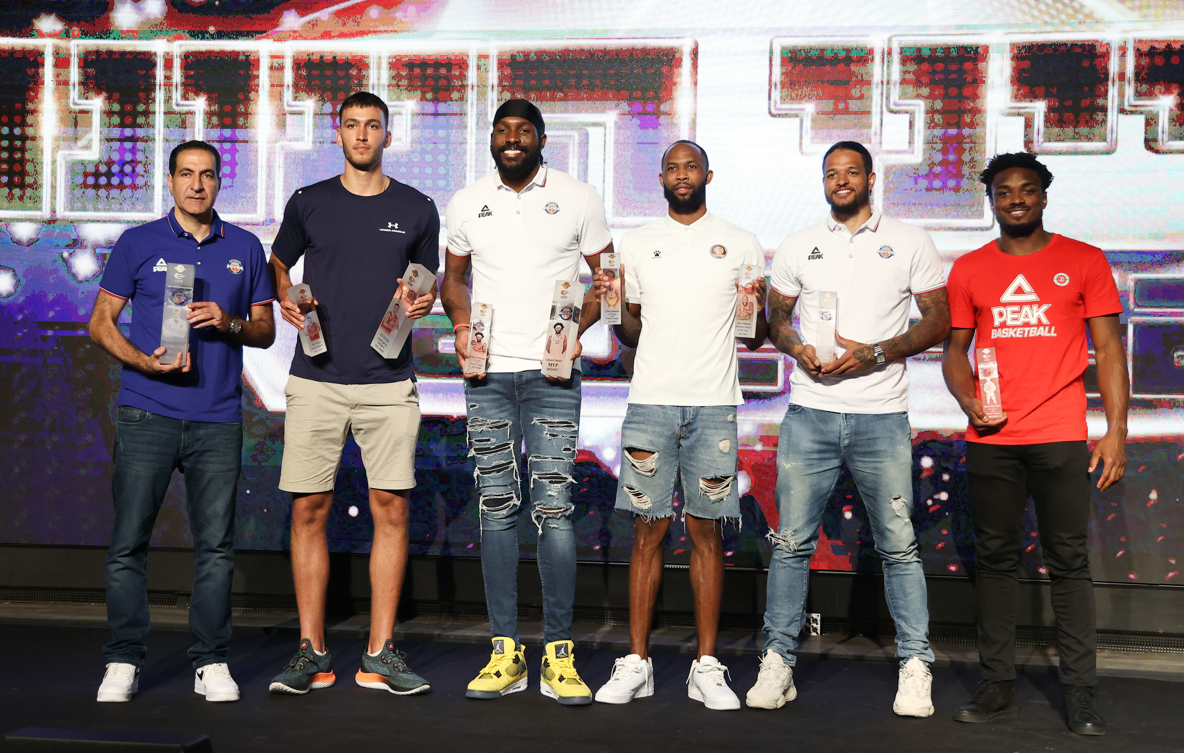 רטין אובסוהאן, כריס באב, כריס ג'ונסון, צ'ינאנו אונואקו, נמרוד לוי חמישיית עונת 2021/22, עם מאמן העונה אורן אהרוני