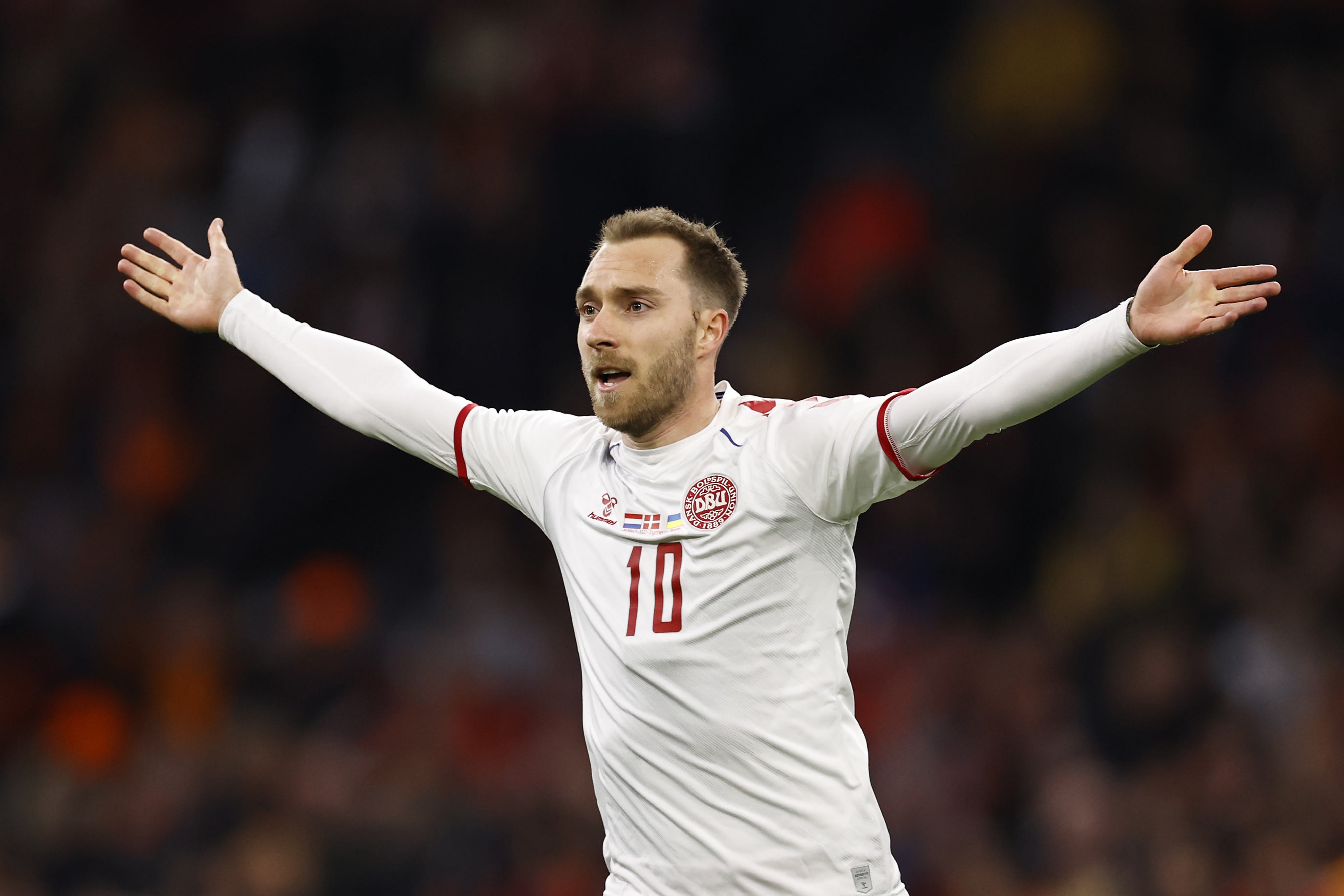 כריסטיאן אריקסן חוגג שער במדי נבחרת דנמרק