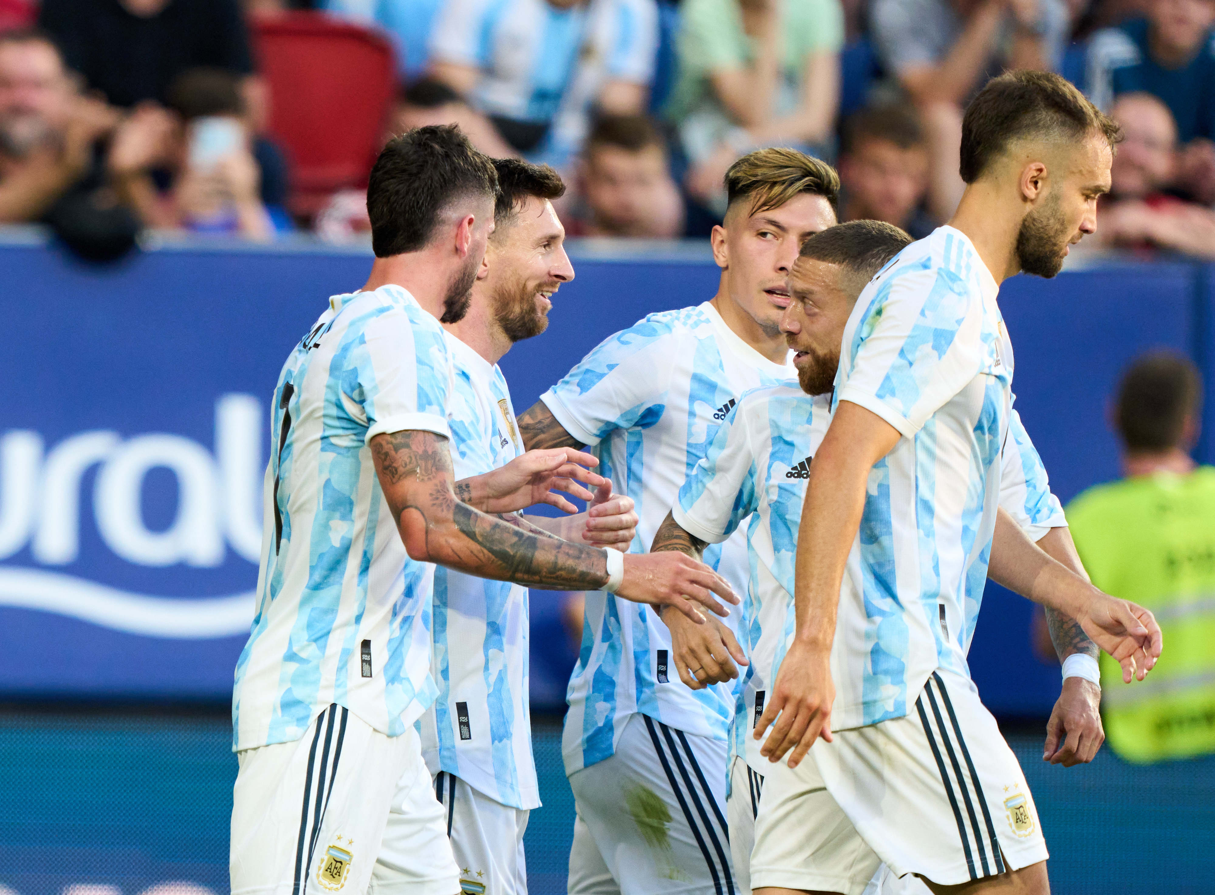 שחקני נבחרת ארגנטינה חוגגים עם ליאונל מסי