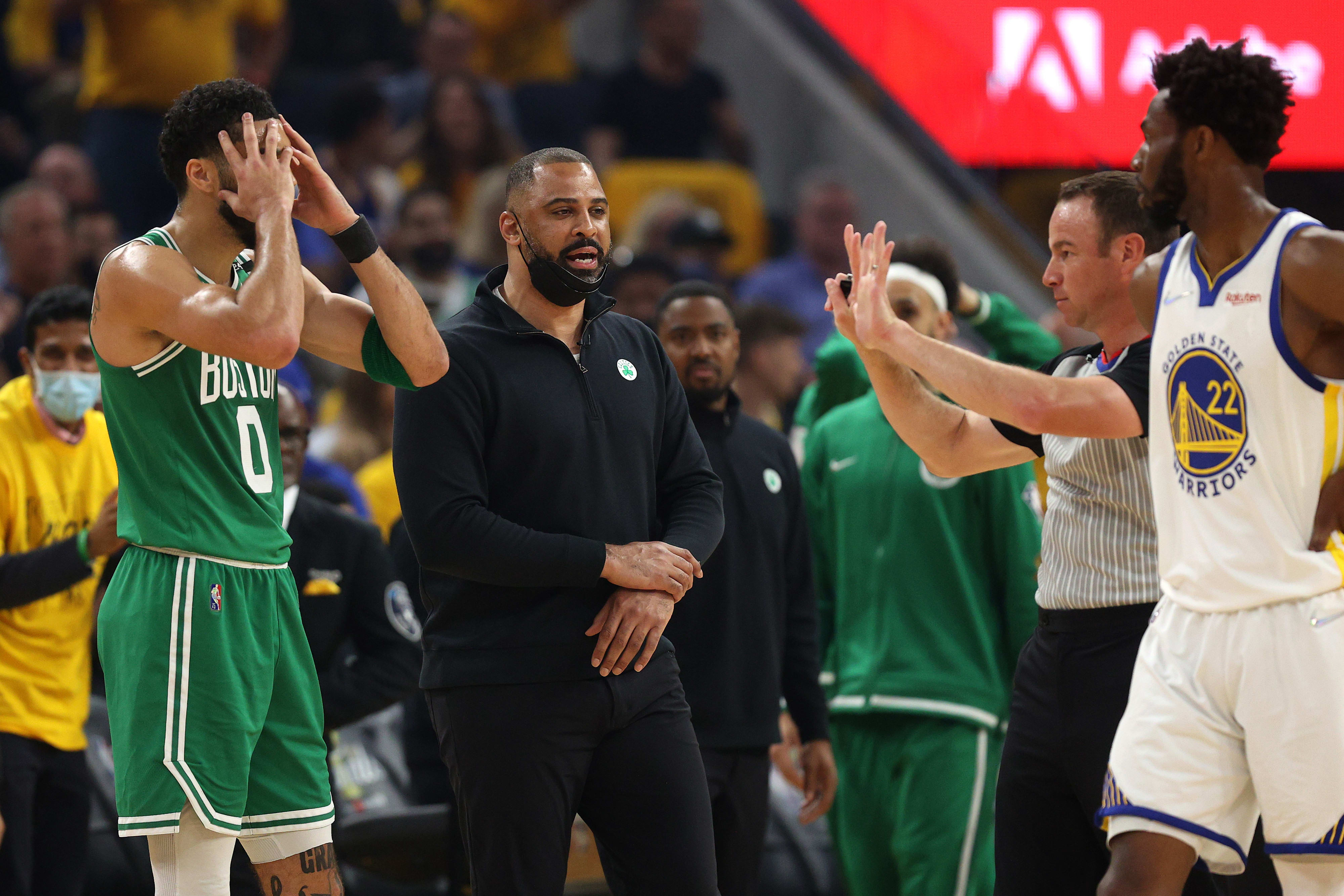 מאמן בוסטון איימה יודוקה עם שחקנו ג'ייסון טייטום. לצידם שחקן גולדן סטייט ווריירס אנדרו וויגינס