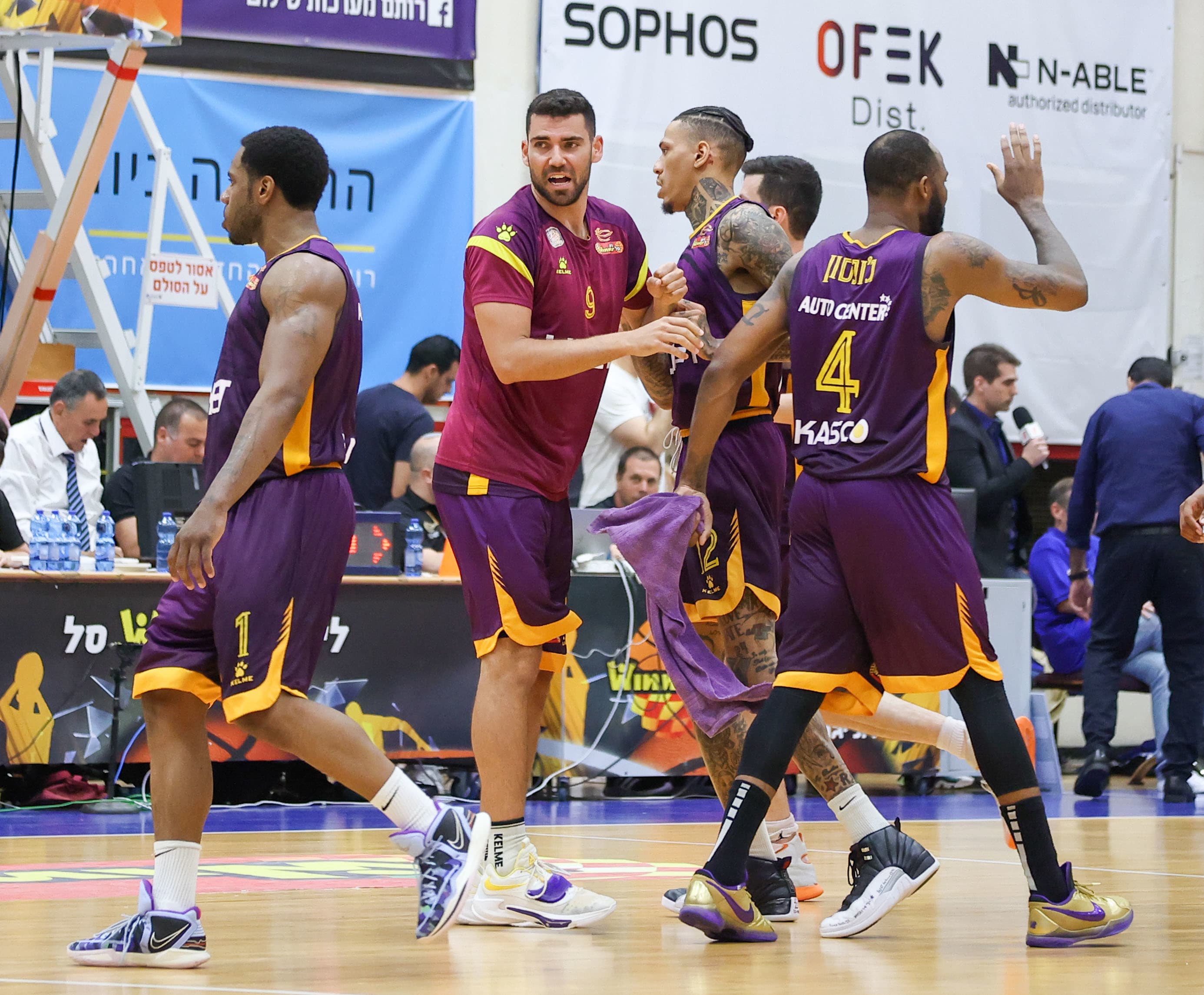 שחקני הפועל חולון חוגגים