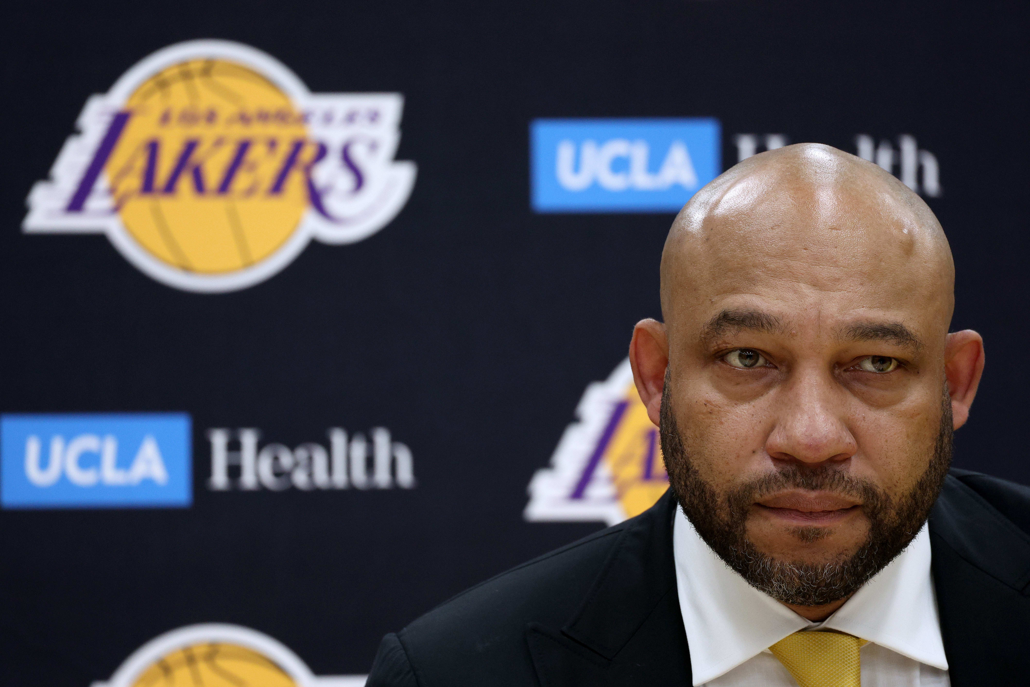 לוס אנג'לס לייקרס מציגה את המאמן החדש דרווין האם