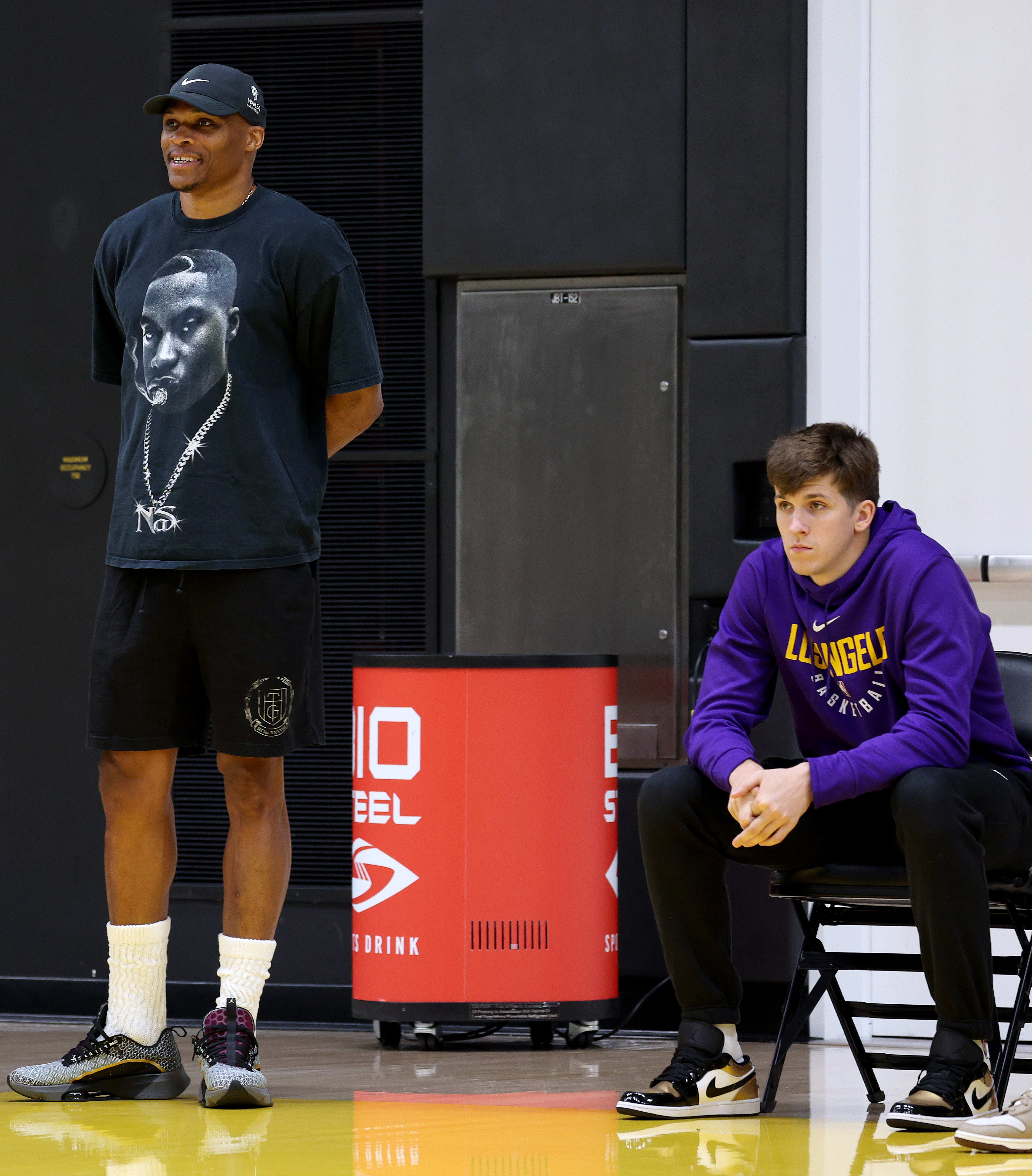 ראסל ווסטברוק, אוסטין ריבס, שחקני לוס אנג'לס לייקרס בהצגת המאמן