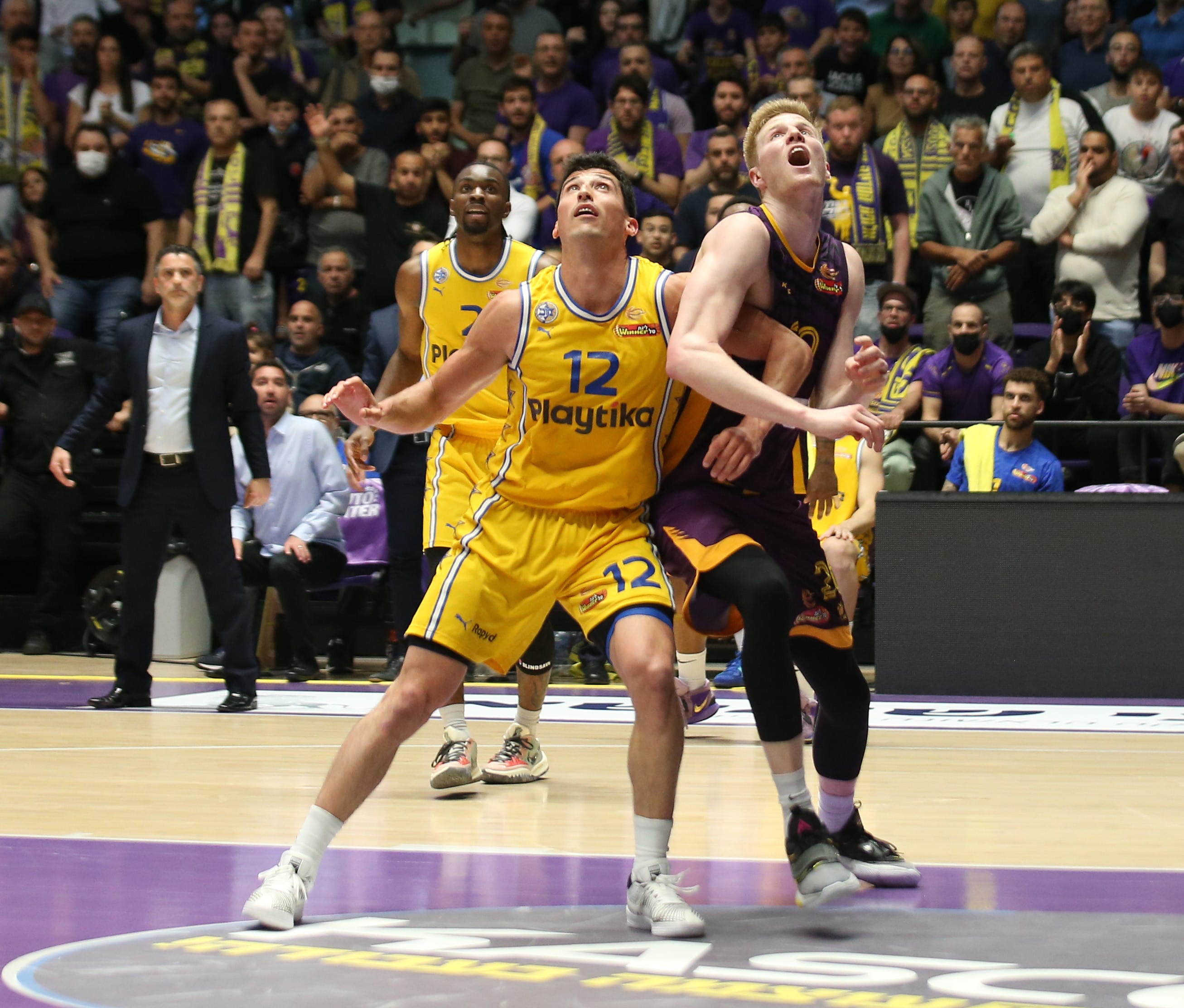 שחקן מכבי תל אביב ג'ון דיברתולומאו מול שחקן הפועל חולון היידן דלטון