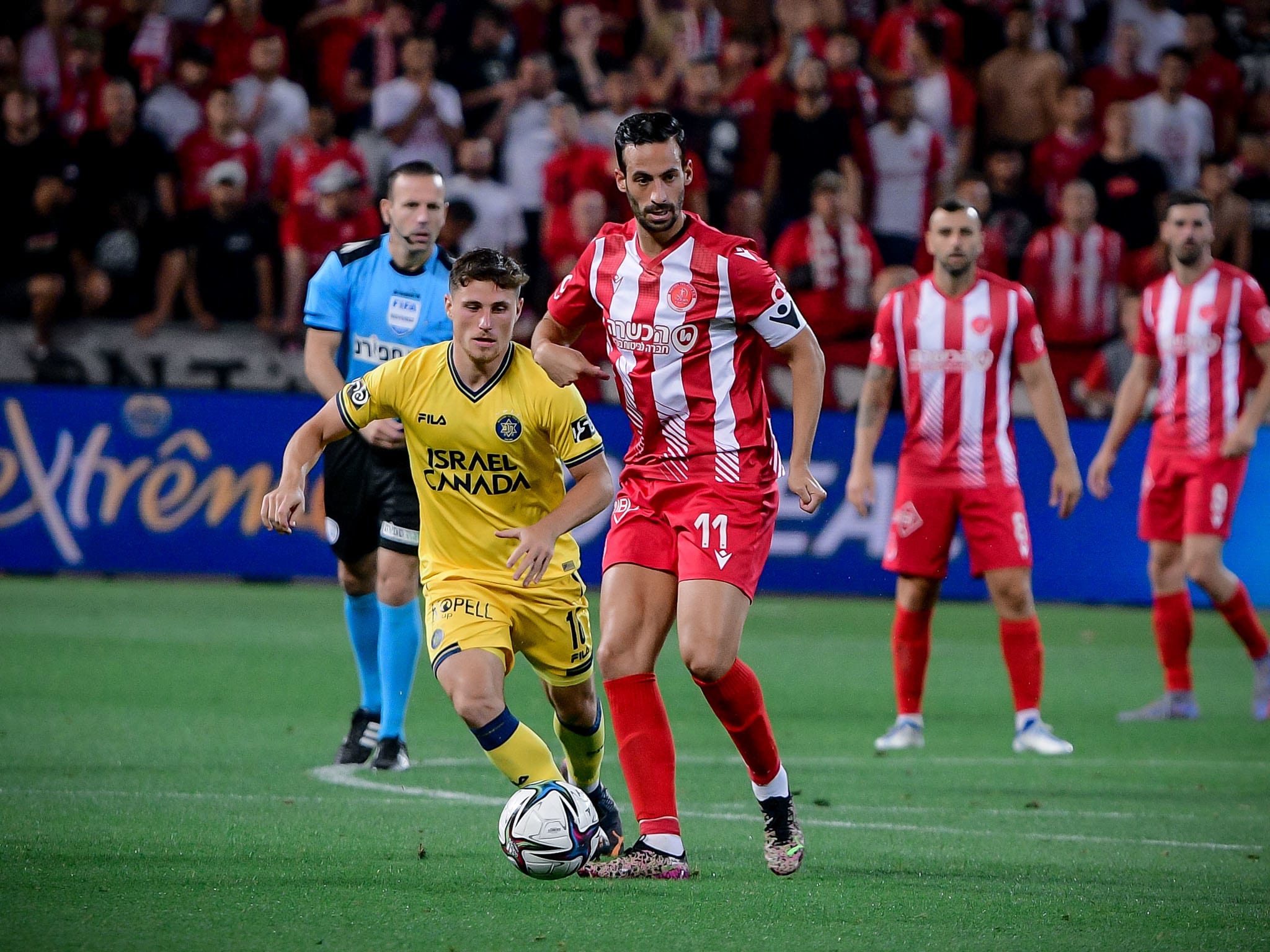 שחקן הפועל תל אביב דן איינבינדר מול שחקן מכבי תל אביב גבי קניקובסקי