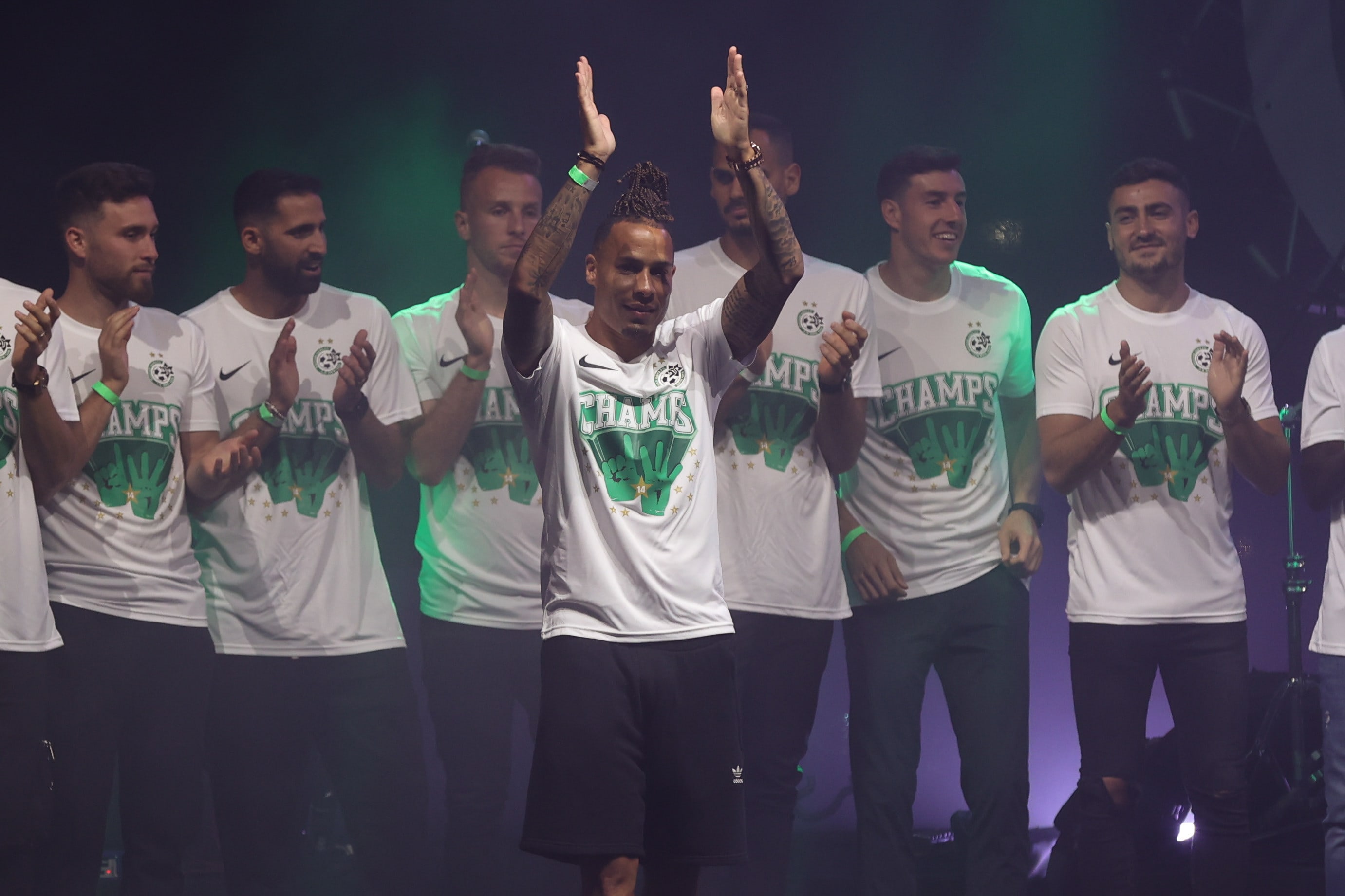 צ'ארון שרי שחקן מכבי חיפה בחגיגות האליפות