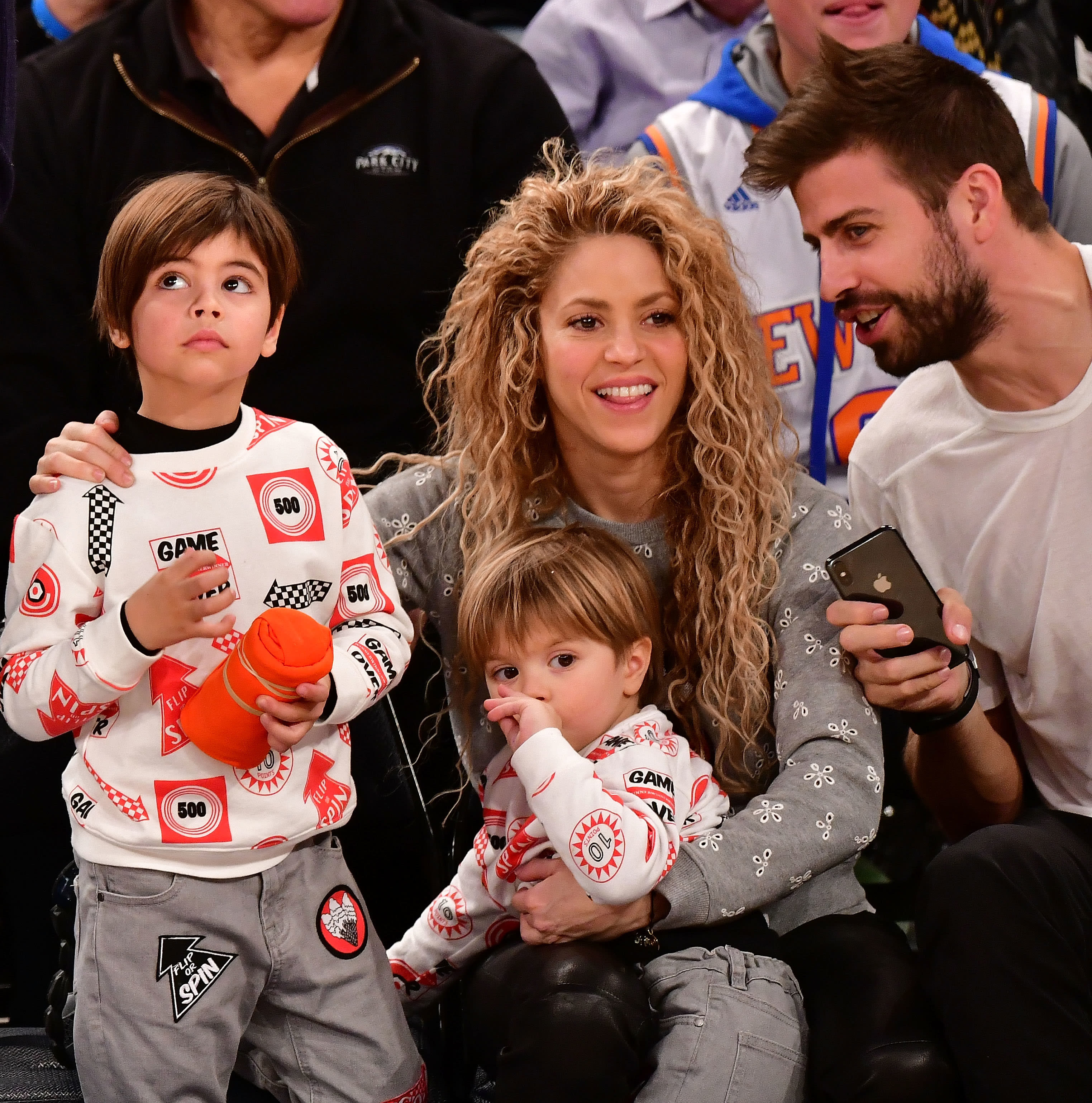 הזמרת שאקירה לצד בן זוגה לשעבר ג'רארד פיקה לצד ילדיהם במשחק כדורסל