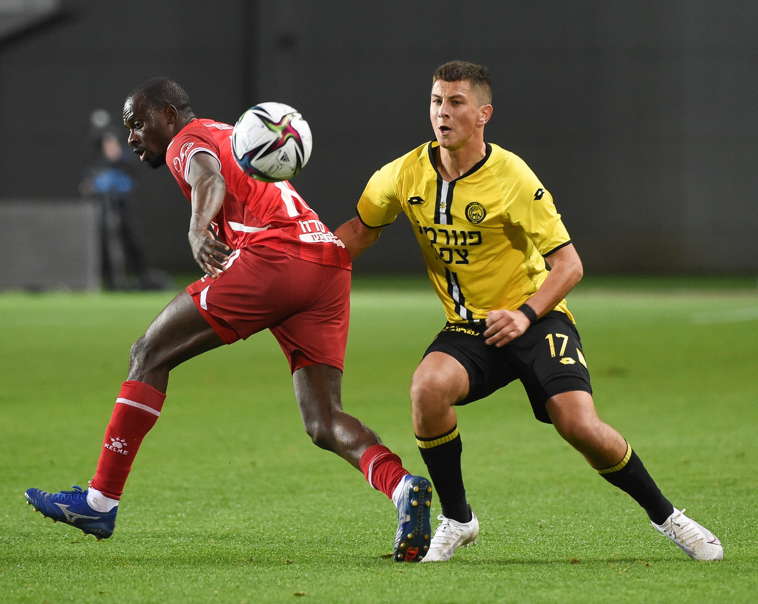 שחקן מכבי נתניה זלאטן שחוביץ', מול שחקן הפועל באר שבע דנילו אספרייה