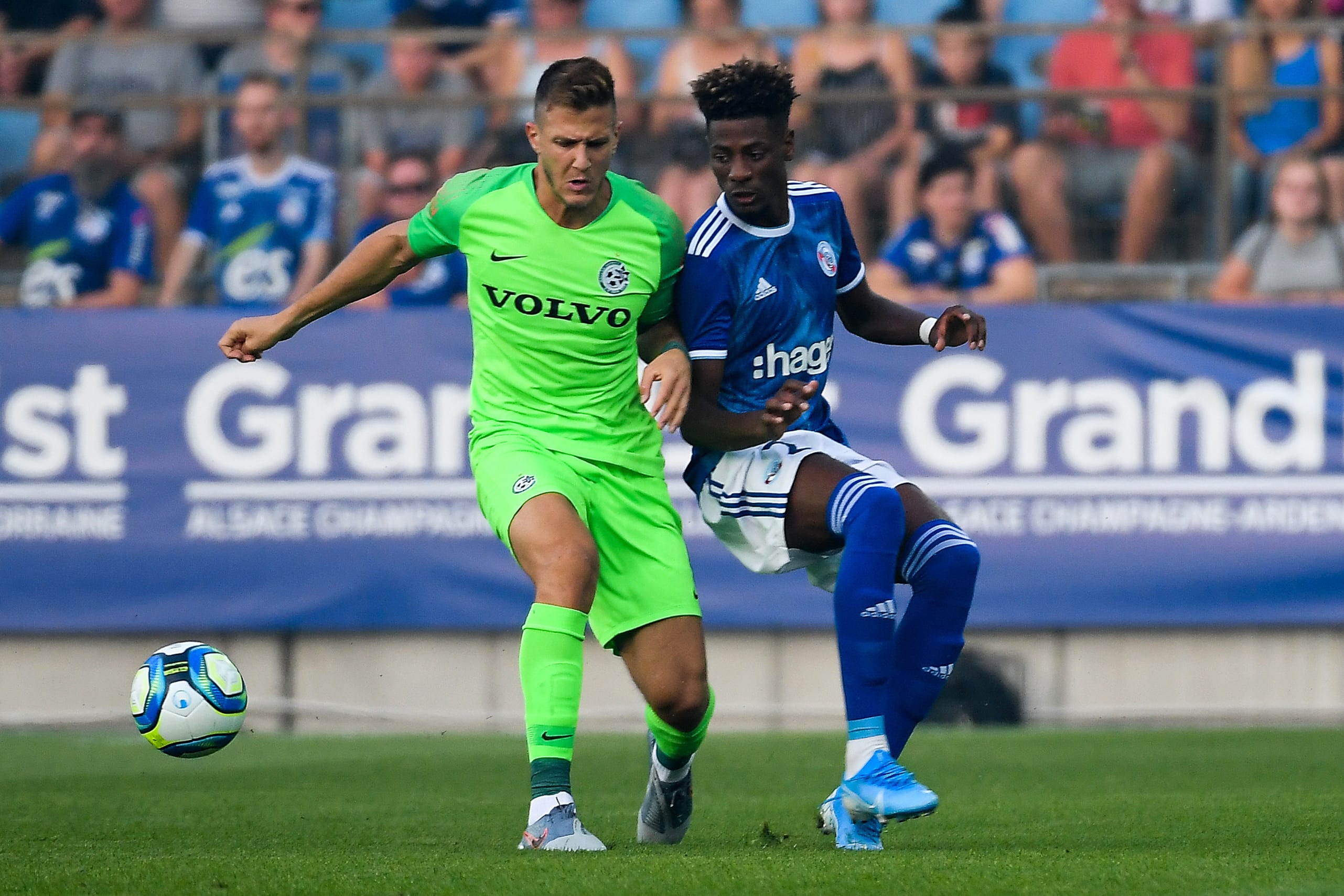 שחקן שטרסבורג נונו דה קוסטה נגד בלם מכבי חיפה רמי גרשון