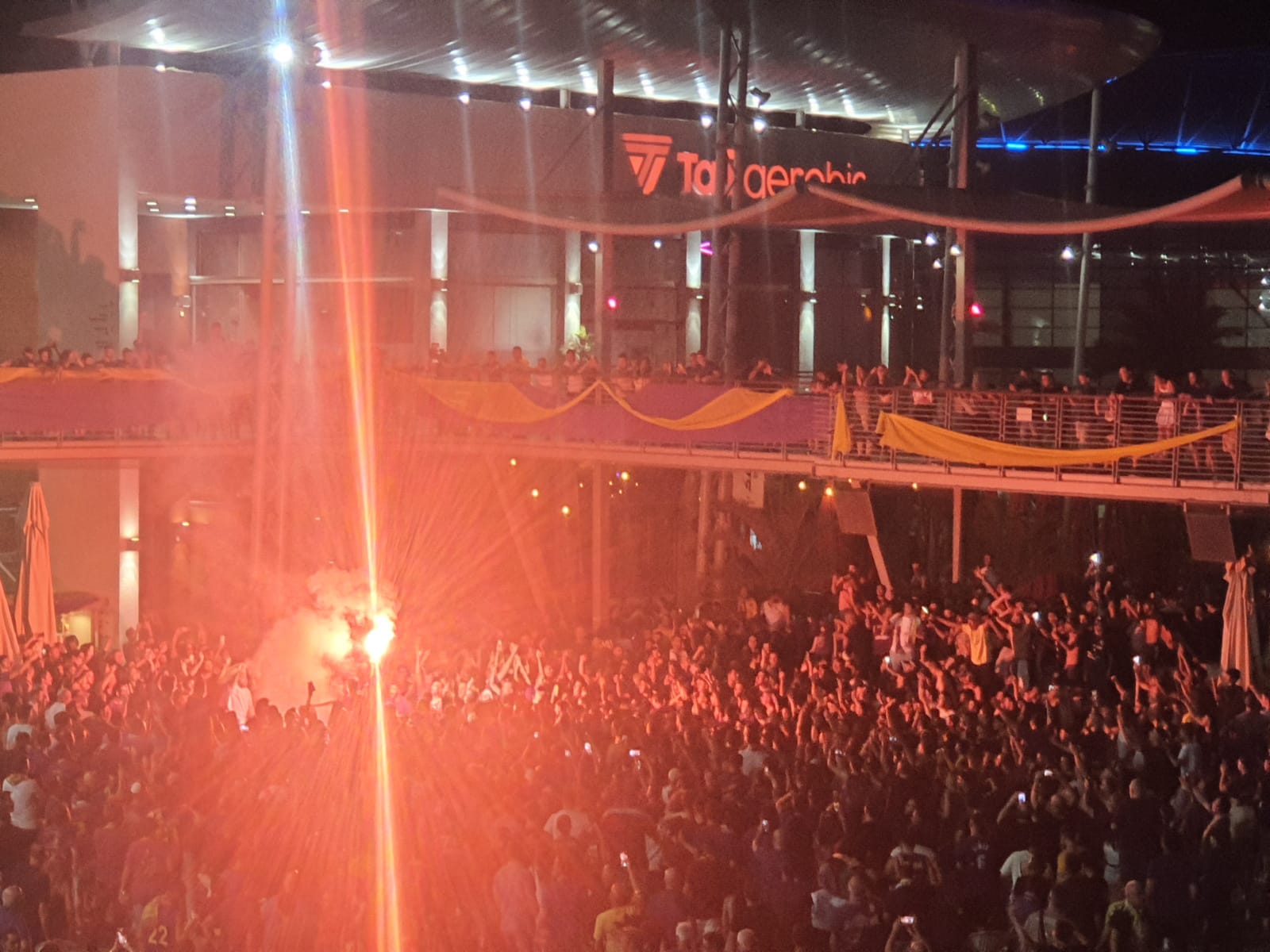 אוהדי הפועל חולון חוגגים אליפות