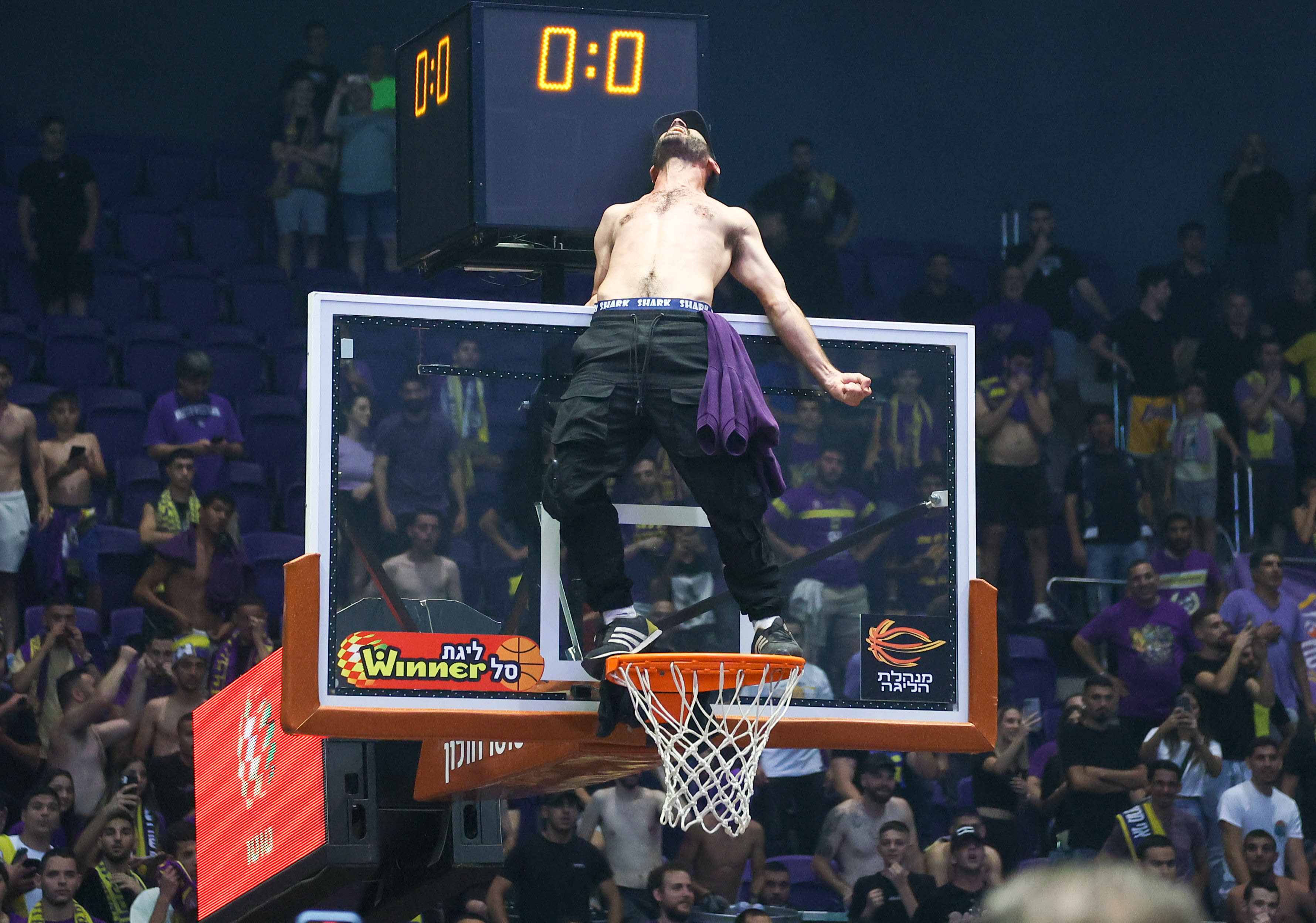 אוהדי הפועל חולון חוגגים