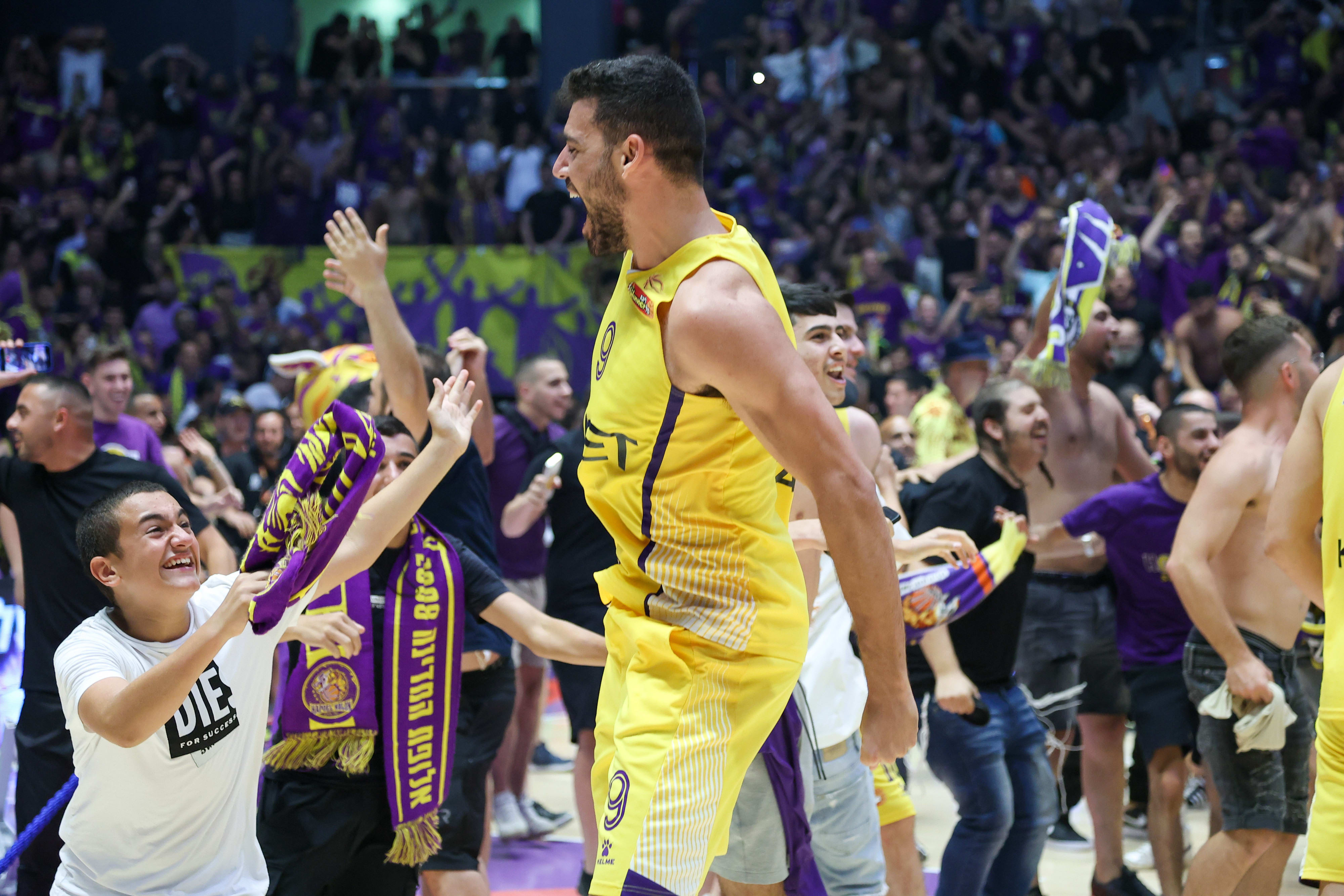 רפי מנקו חוגג עם אוהדי הפועל חולון