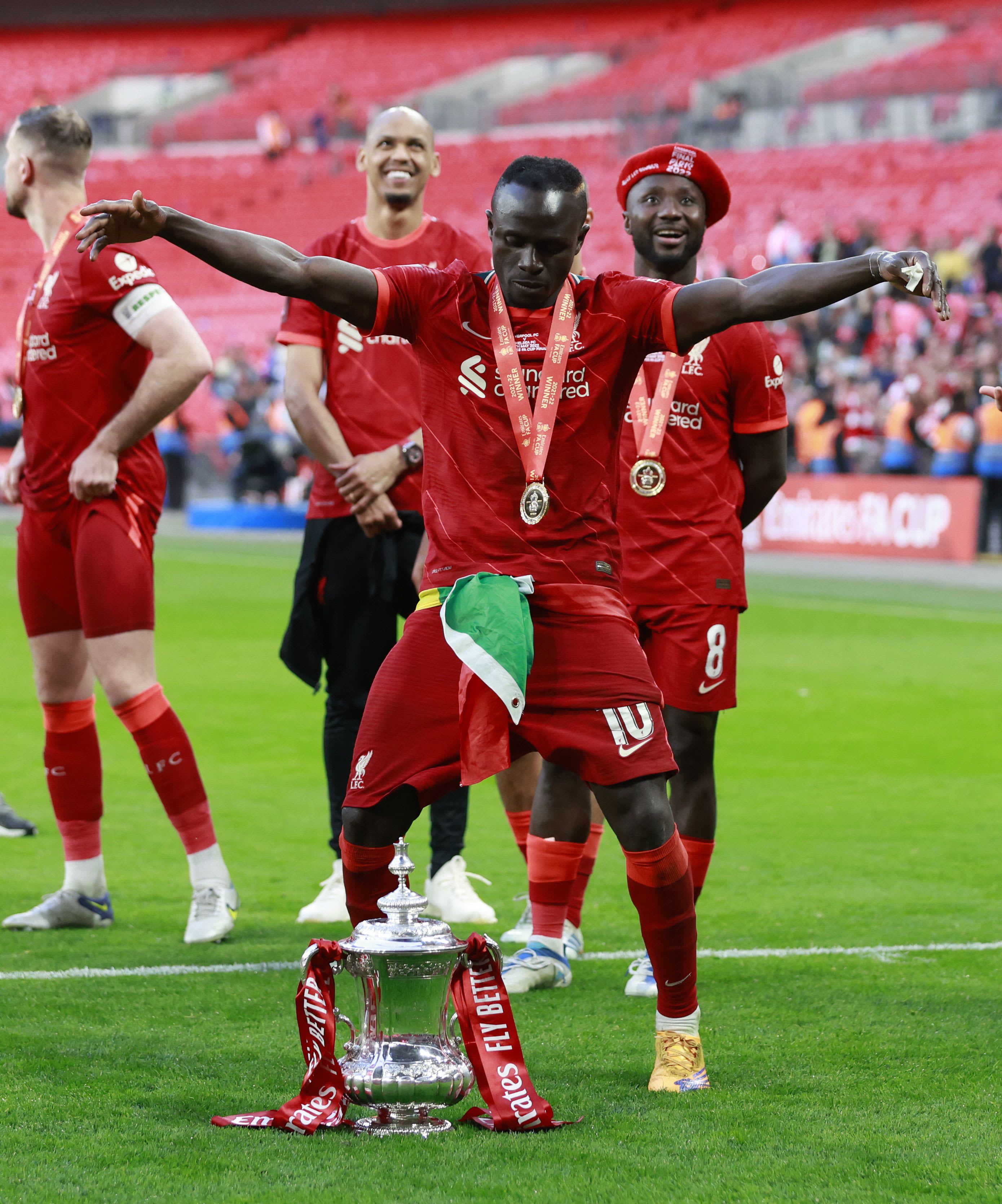 סאדיו מאנה חוגג את הזכייה של ליברפול בגביע