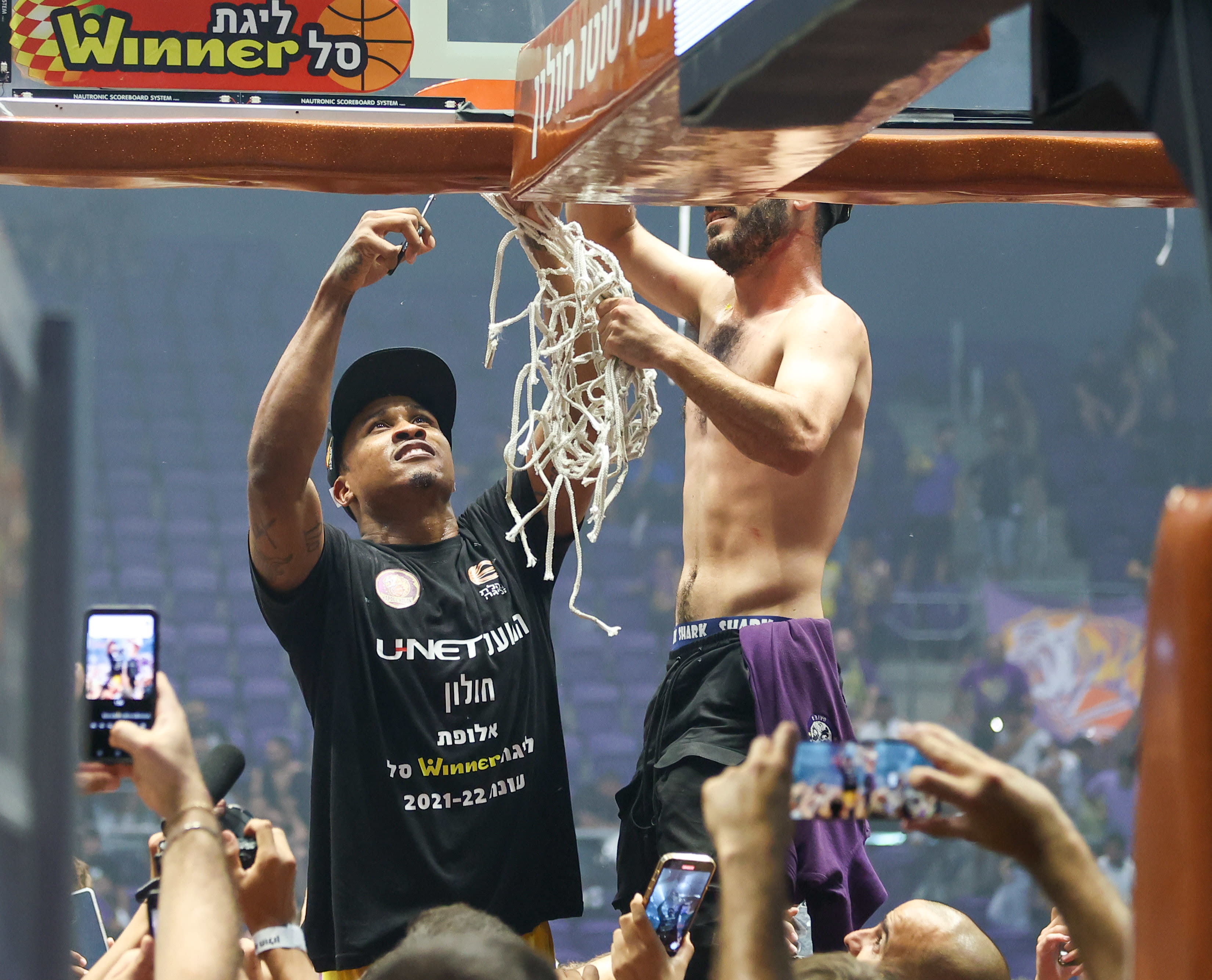 שחקן הפועל חולון טיירוס מגי חוגג עם האוהדים