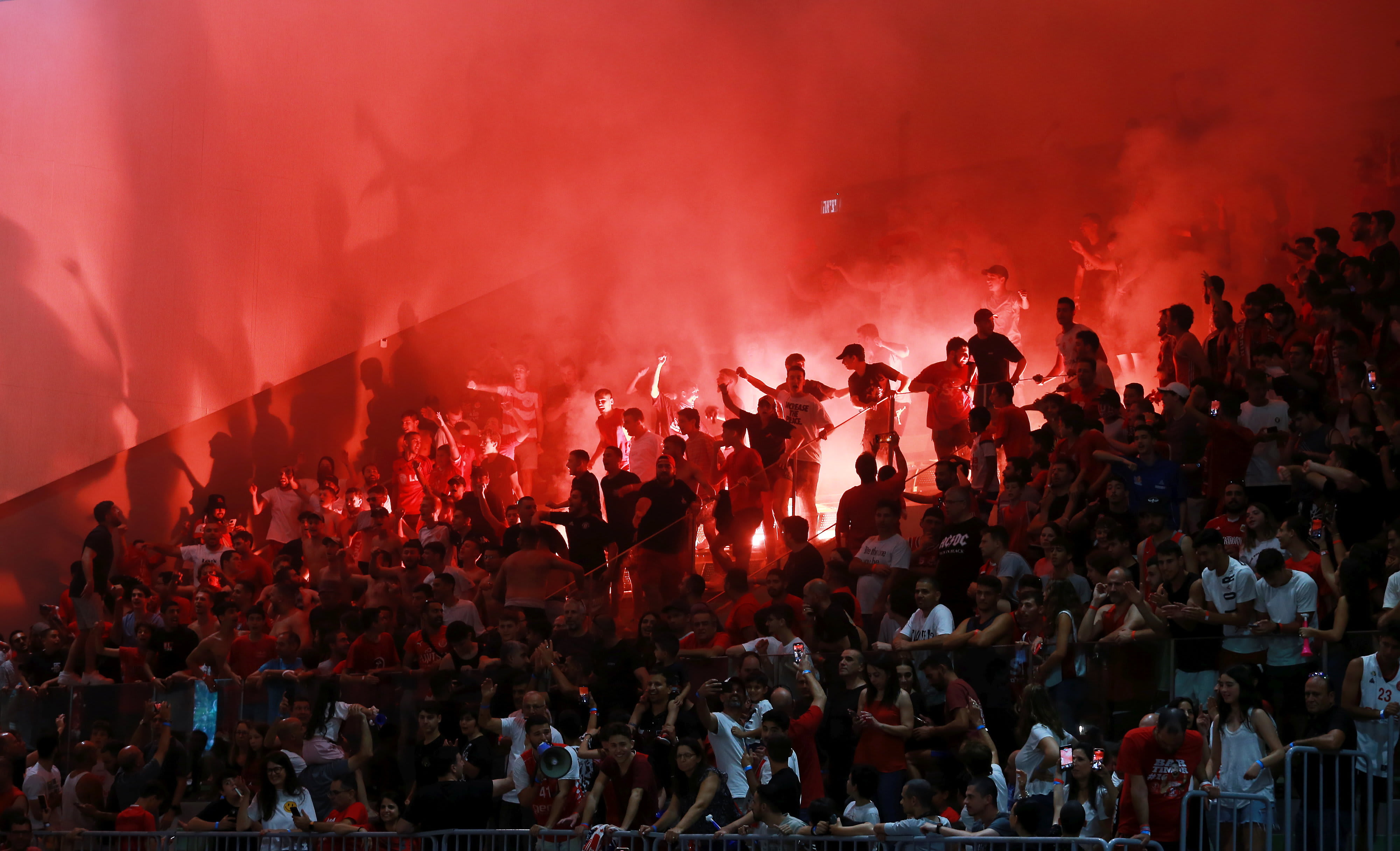 אוהדי הפועל תל אביב במשחק קבוצת הנוער