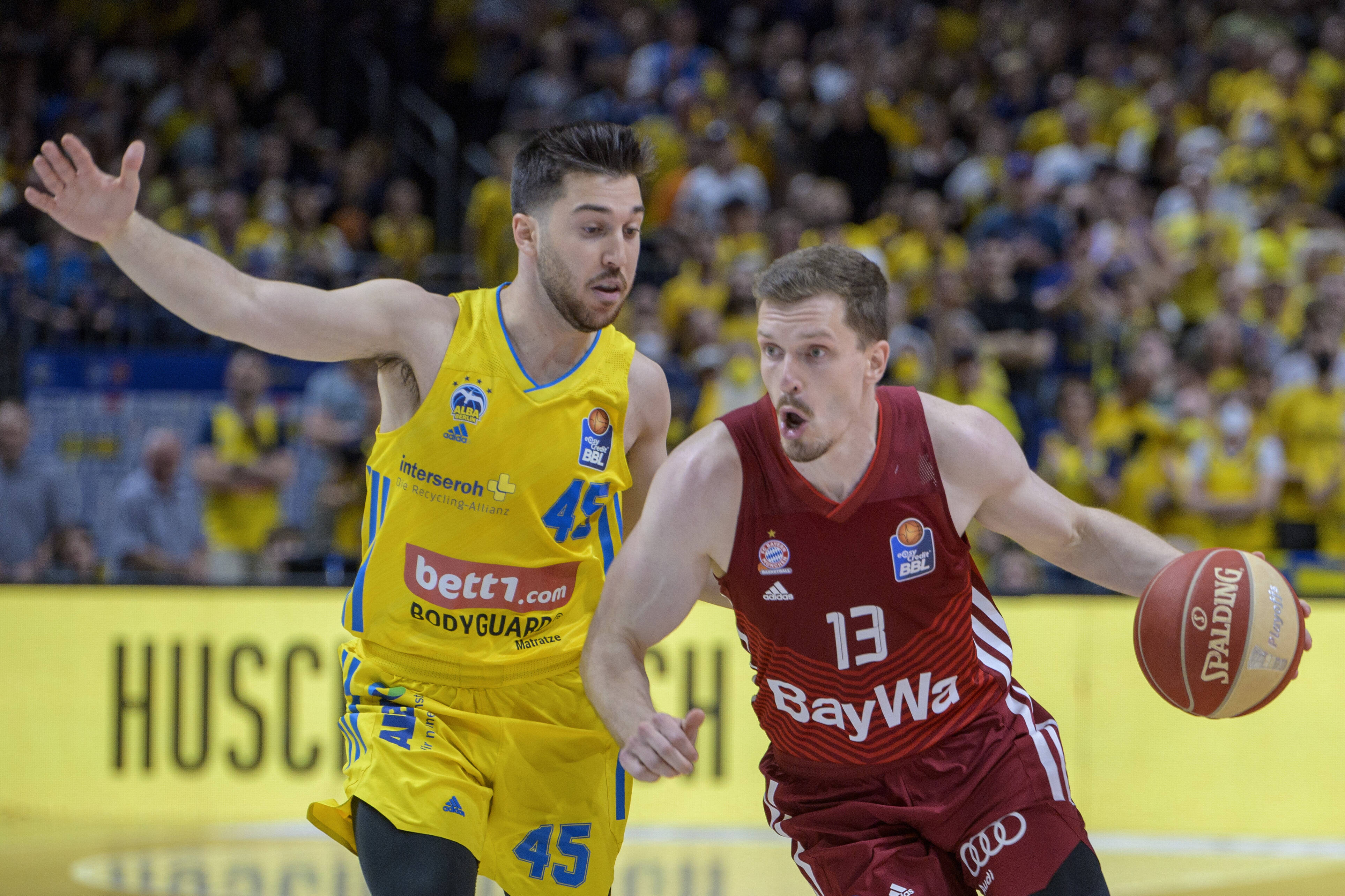 אנדראס אובסט שחקן באיירן מינכן מול תמיר בלאט שחקן אלבה ברלין