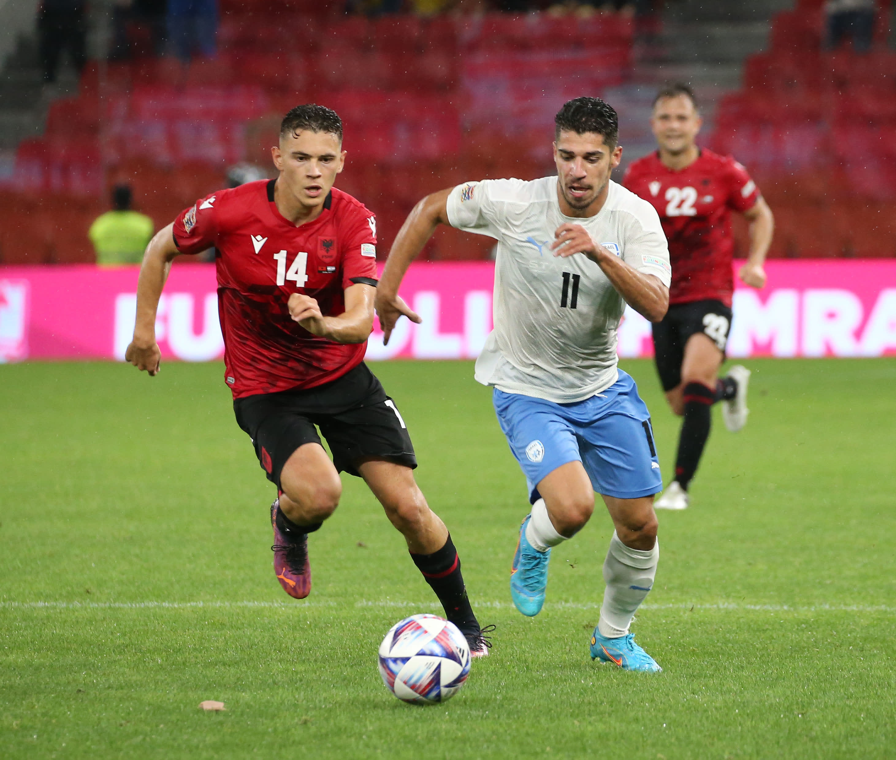 שחקן נבחרת ישראל, מנור סולומון, לפני שחקן נבחרת אלבניה, כריסטיאן אסלאני