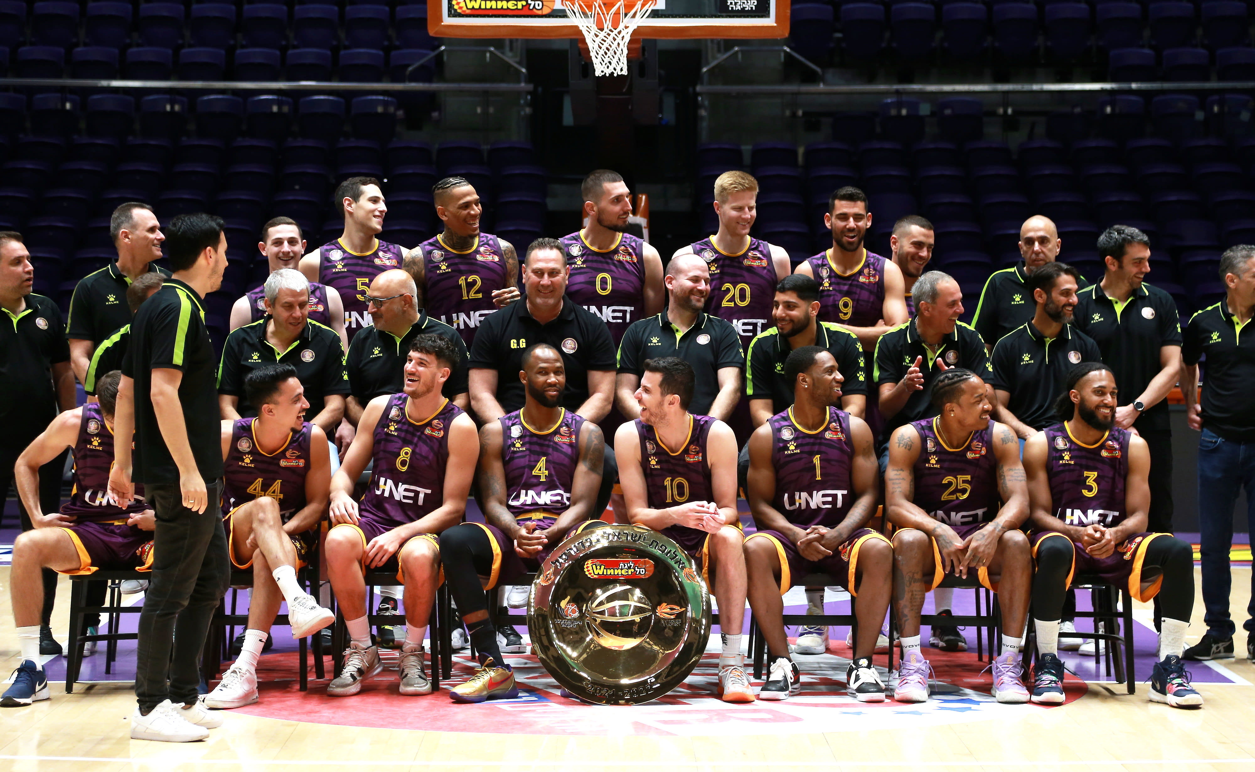 שחקני הפועל חולון עם צלחת האליפות