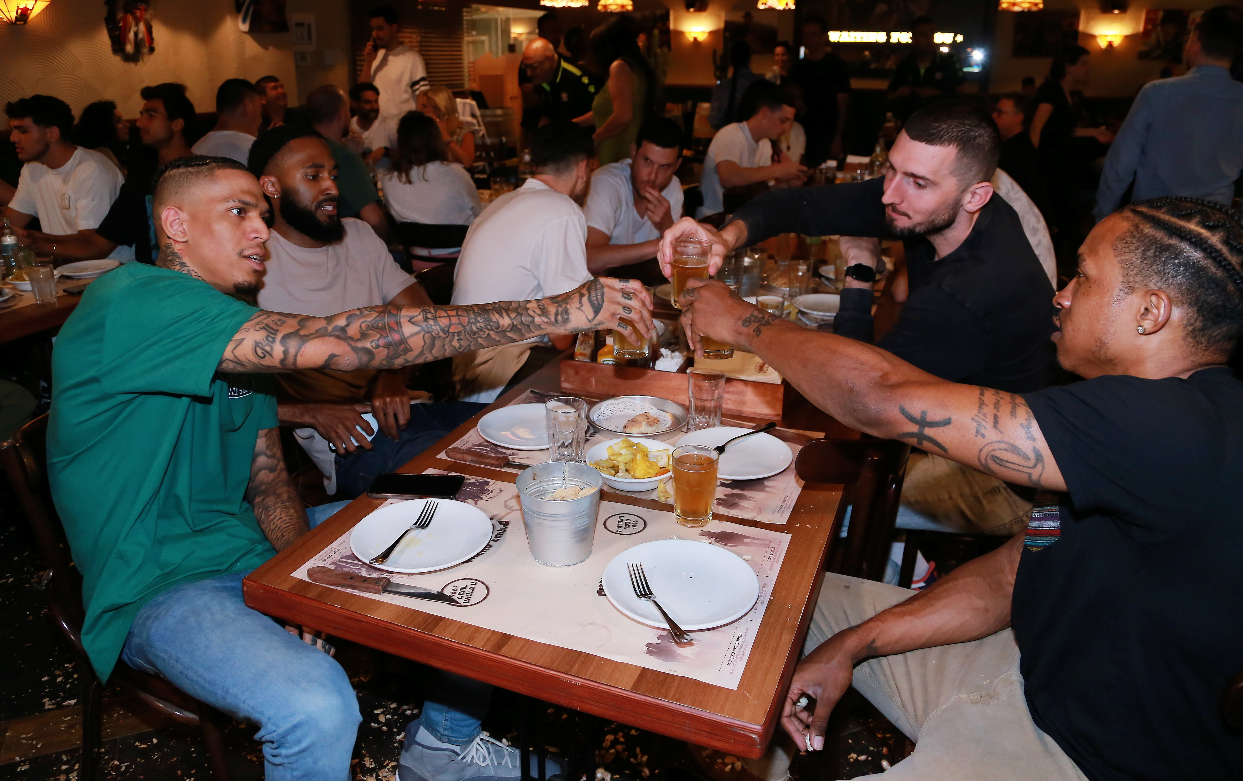 שחקני הפועל חולון בארוחה, סטקיית הבוקרים