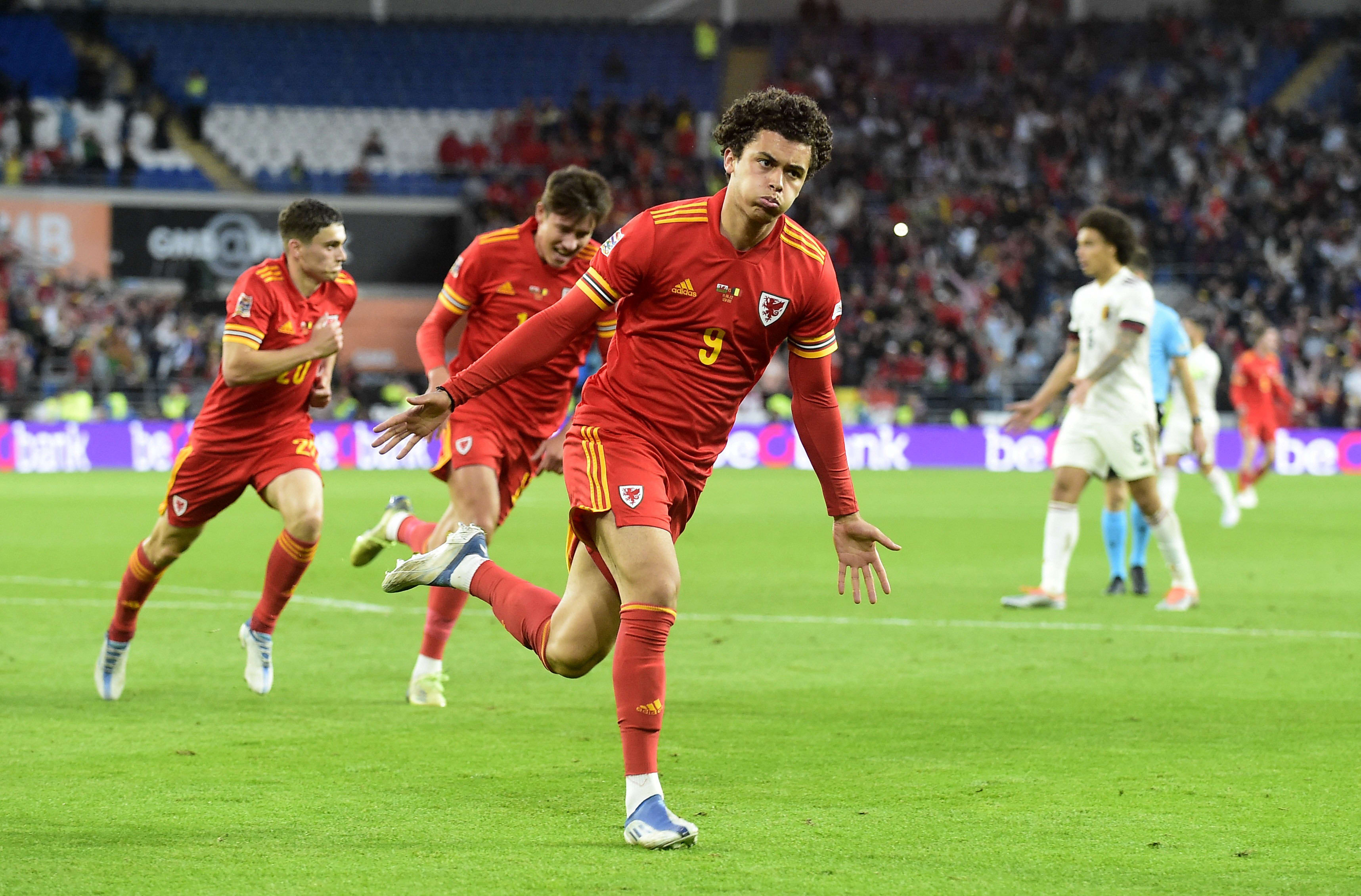 ברנן ג'ונסון שחקן נבחרת ויילס חוגג שער